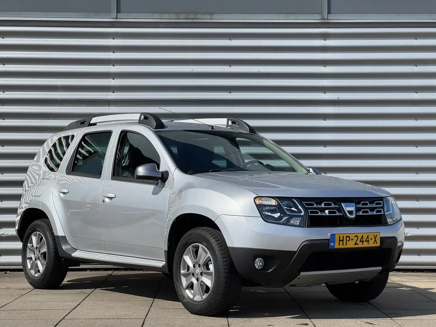Dacia Duster 1.2 TCe 125pk 4x2 Lauréate Navigatie | Trekhaak ( Grau - 2