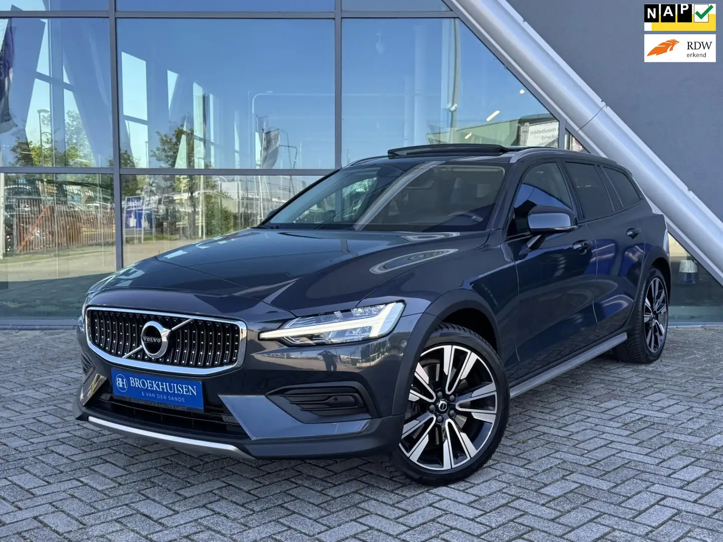 Volvo V60 Cross Country 2.0 T5 AWD Pro Polstar Getuned 310pk Panoramadak / Grey - 1