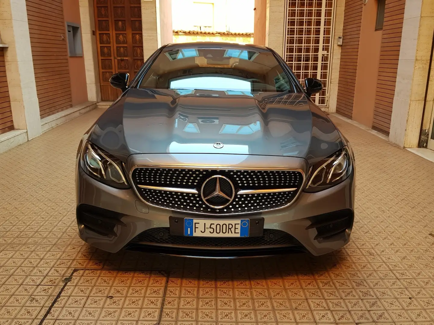 Mercedes-Benz E 220 d COUPE AMG 4MATIC NIGHT PACK PELLE BICOLORE siva - 1