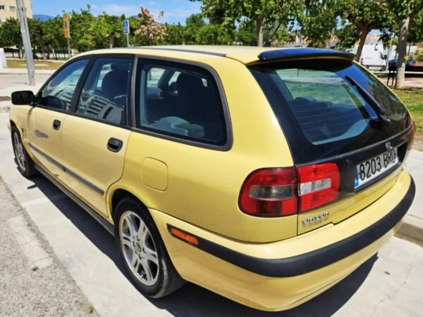 Volvo V40 Berlina Manual de 5 Puertas Amarillo - 2