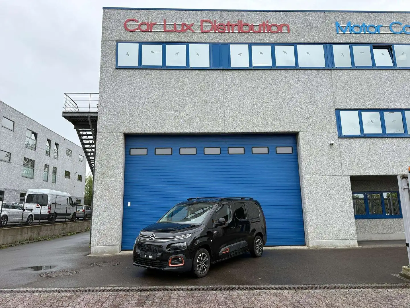Citroen Berlingo XL SHINE 1.5 BlueHDI 130 CV EAT8 Noir - 1
