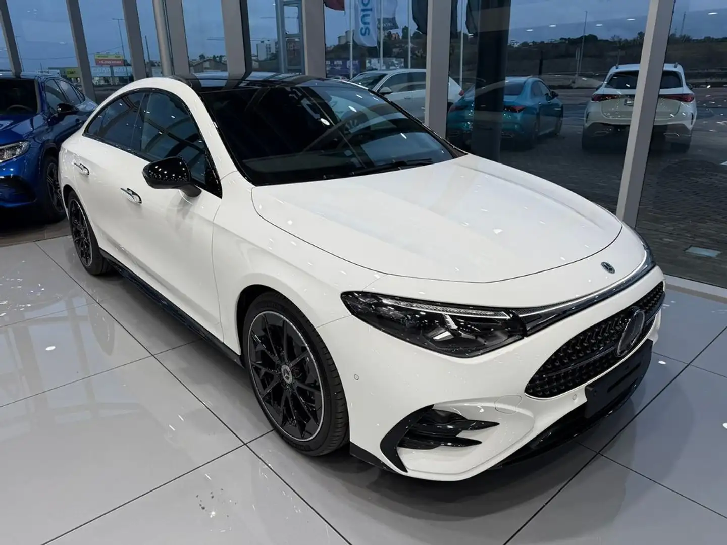 Mercedes-Benz CLA 180 con tecnología híbrida Weiß - 2