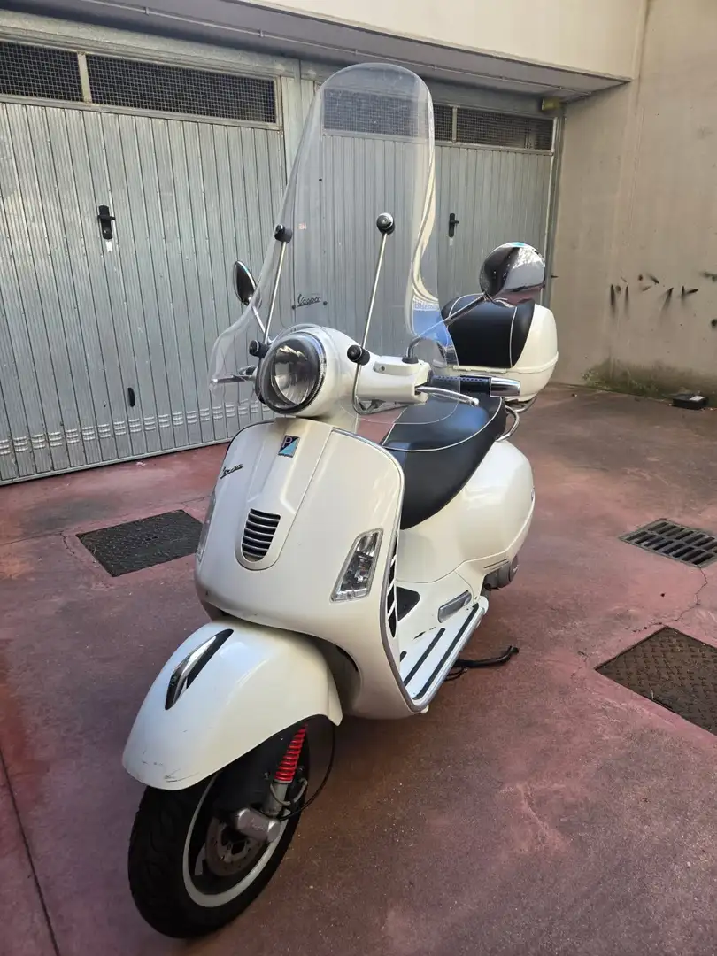 Vespa GTS 300 White - 1