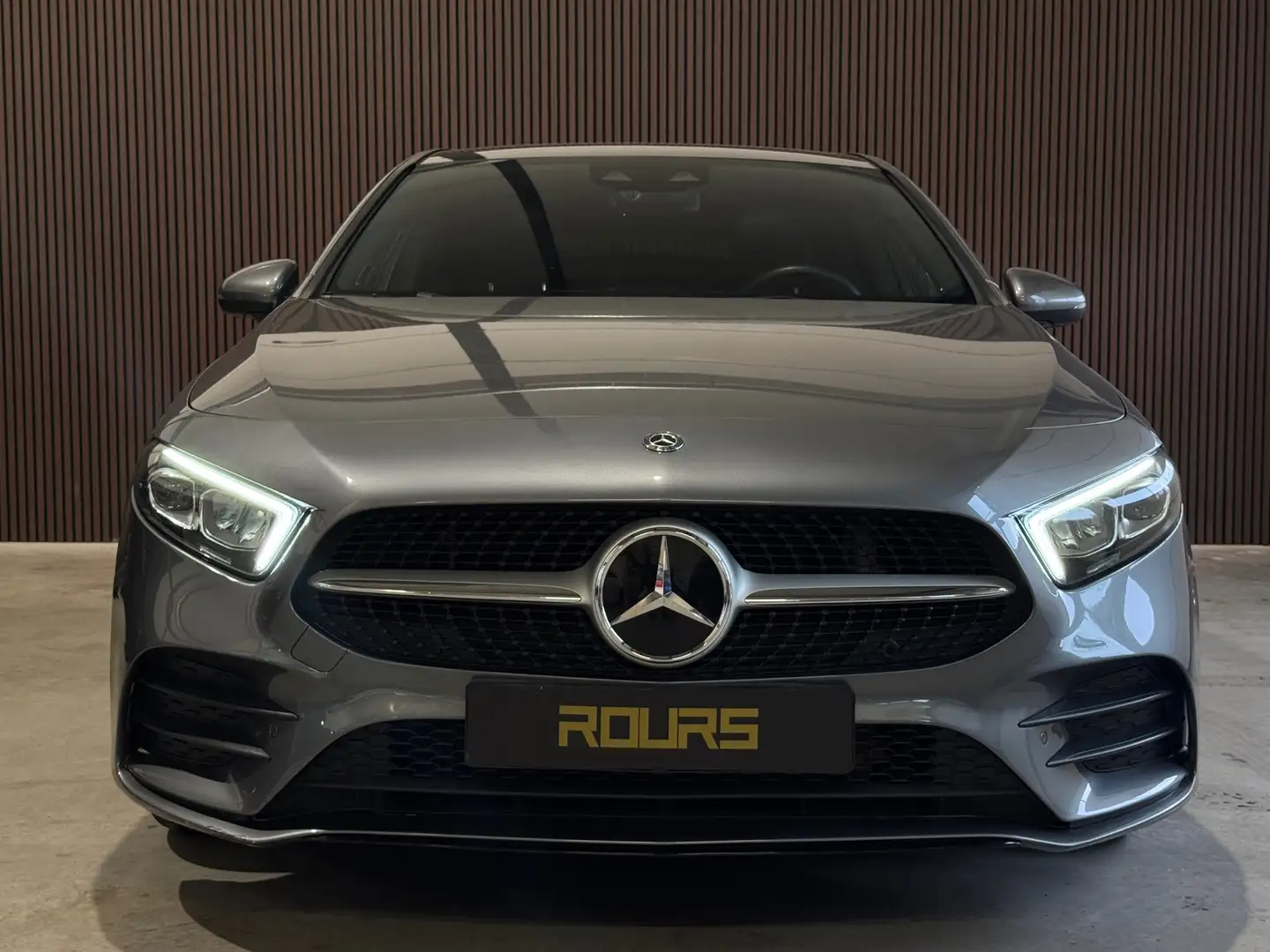 Mercedes-Benz A 220 AMG Line 4MATIC|Leer|Pano|ACC| Grijs - 2