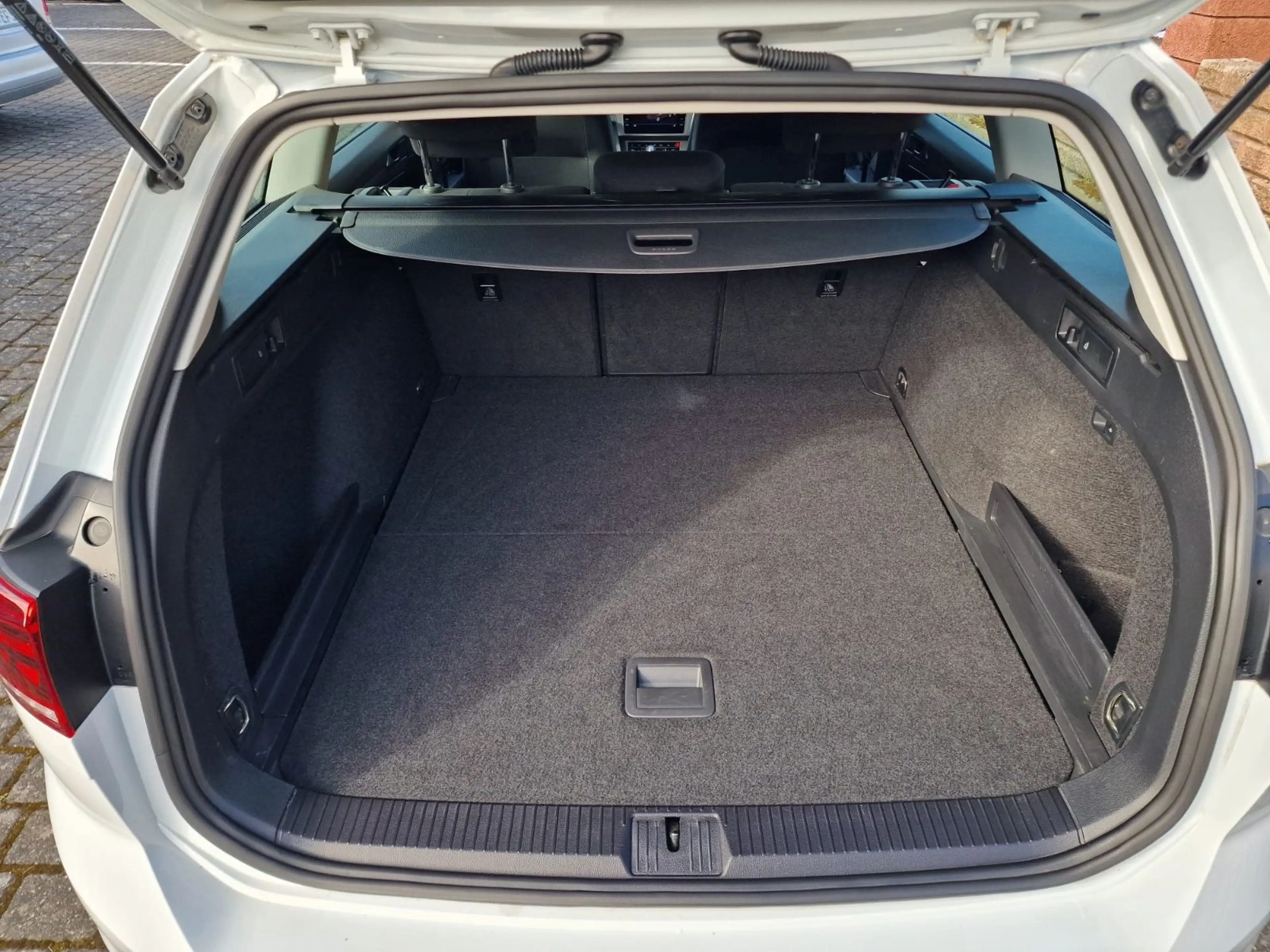 Volkswagen Passat Variant NaviLedKameraE.AhkAcc — photo 13