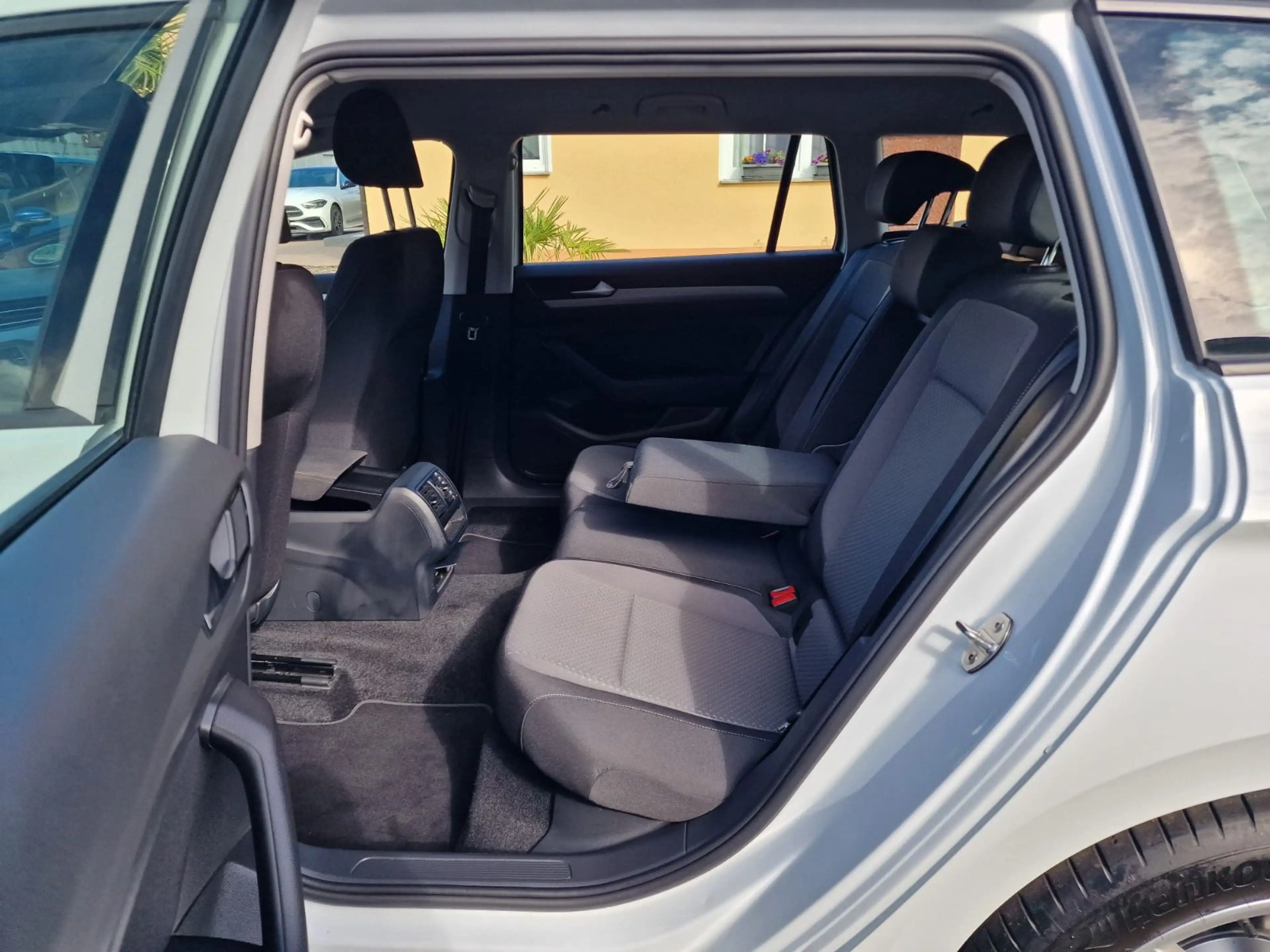 Volkswagen Passat Variant NaviLedKameraE.AhkAcc — photo 11