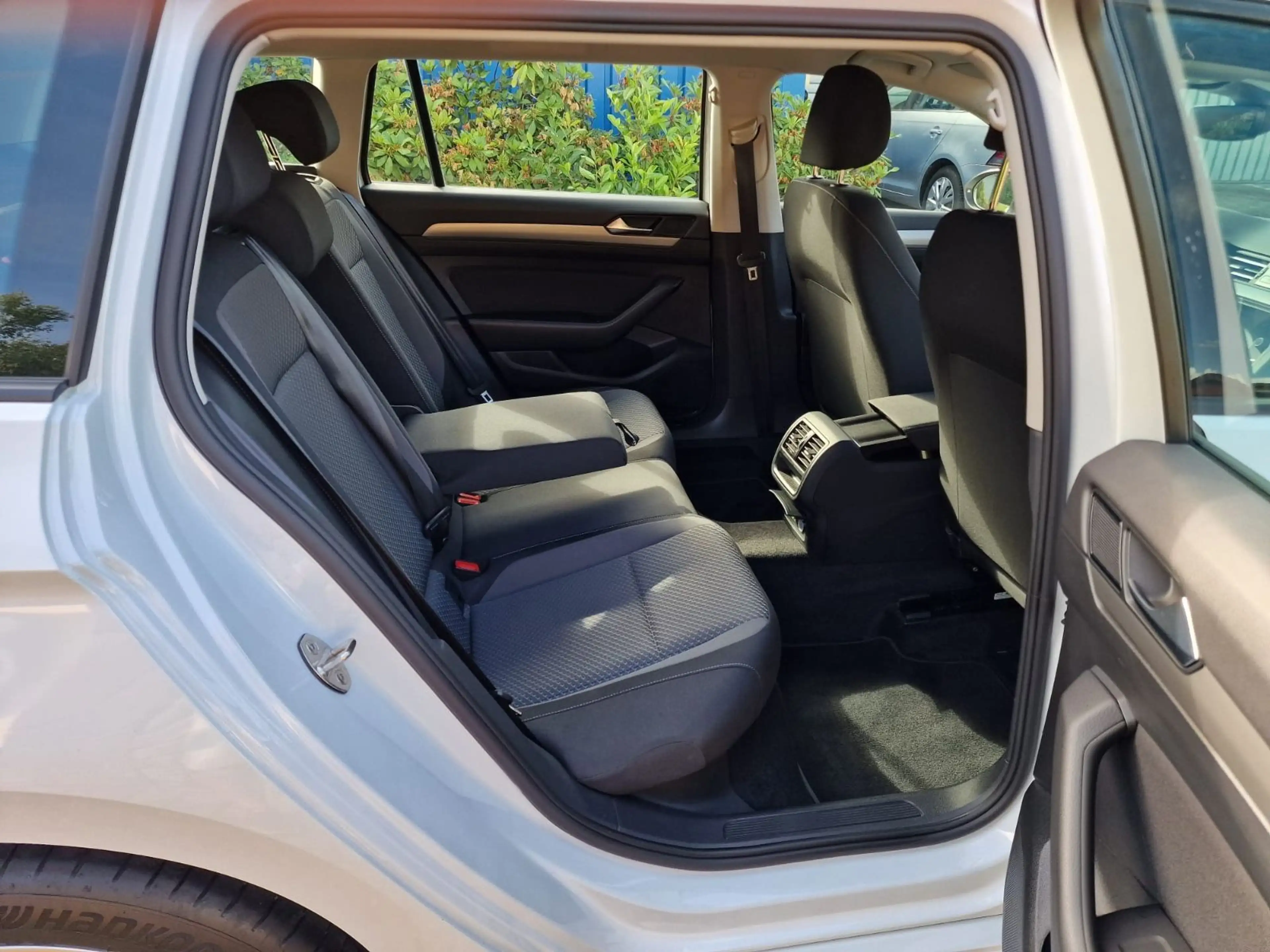 Volkswagen Passat Variant NaviLedKameraE.AhkAcc — photo 10