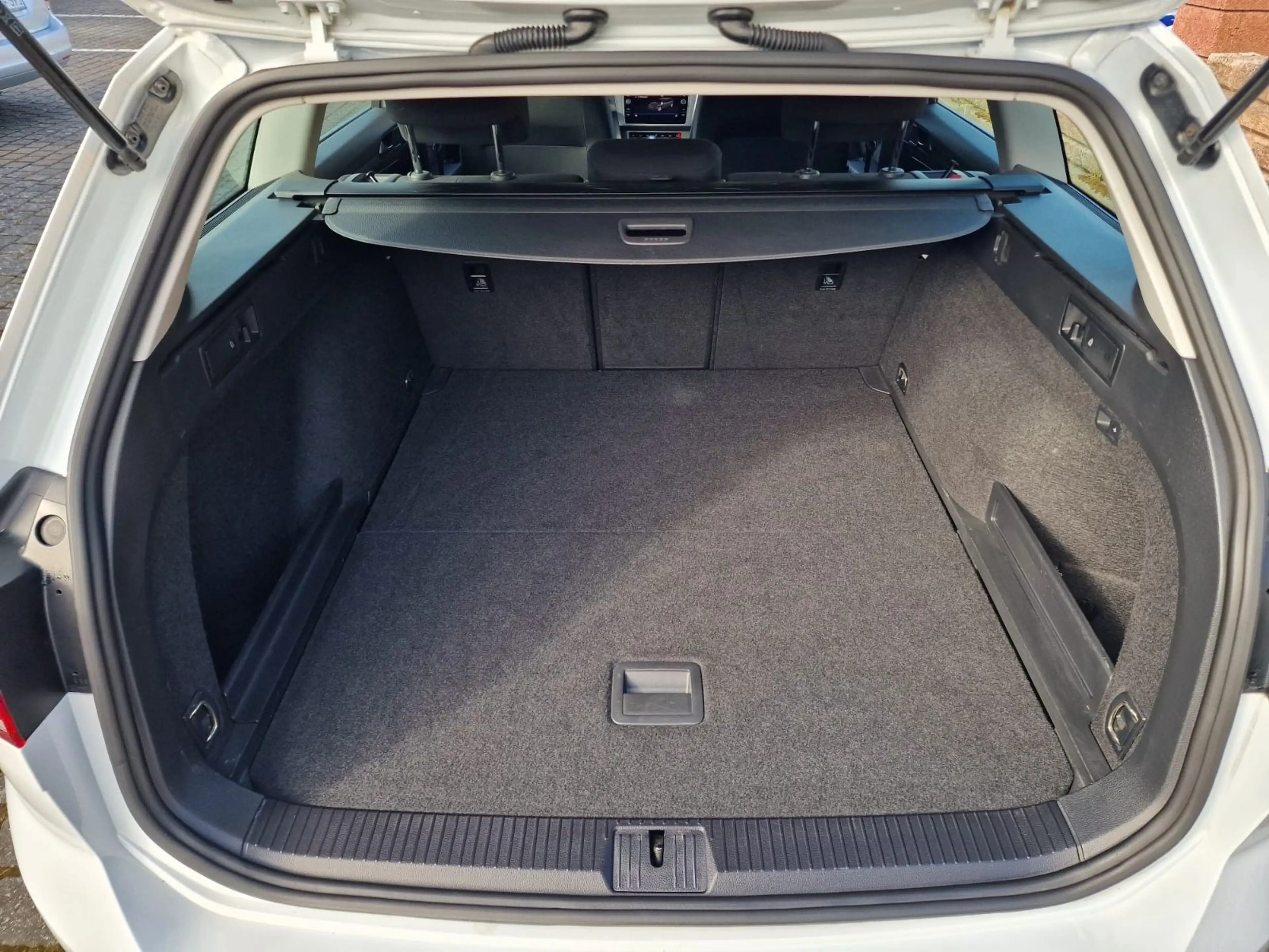 Volkswagen Passat Variant NaviLedKameraE.AhkAcc — photo 18