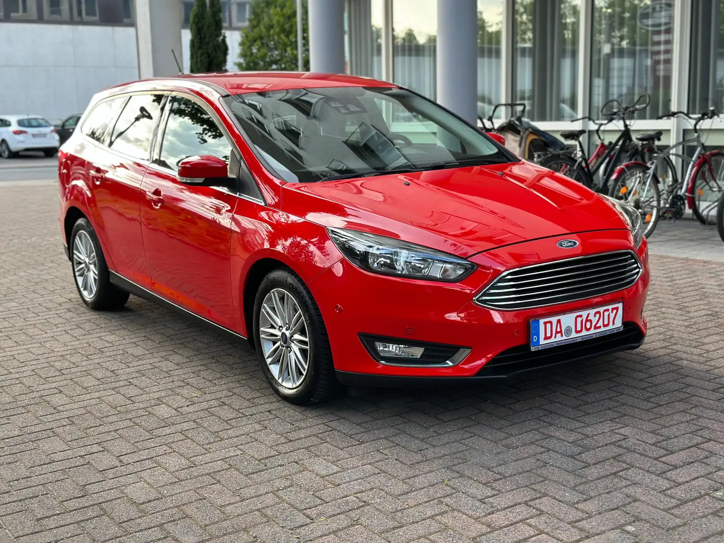 Ford Focus Titanium/Kamera/Navi/PDCx2/Klima.A/Sitz-H/Temp Rouge - 1