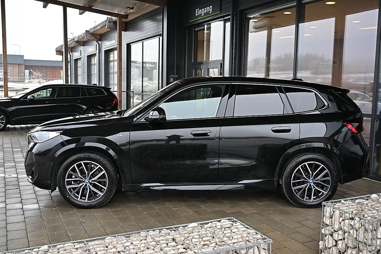 BMW iX1 xDrive30 64,7kWh ACC, eSitze mit Memory, Drivin... Schwarz - 2