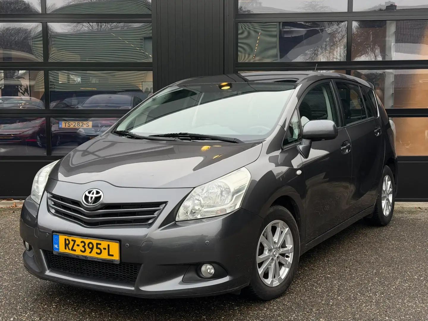 Toyota Verso 2.0 D-4D Comfort 7-Persoons Panoramadak Grau - 1