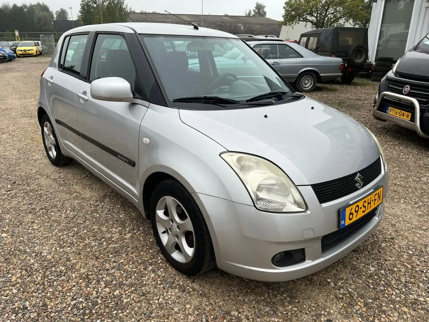 Suzuki Swift 1.3 Exclusive Grau - 2