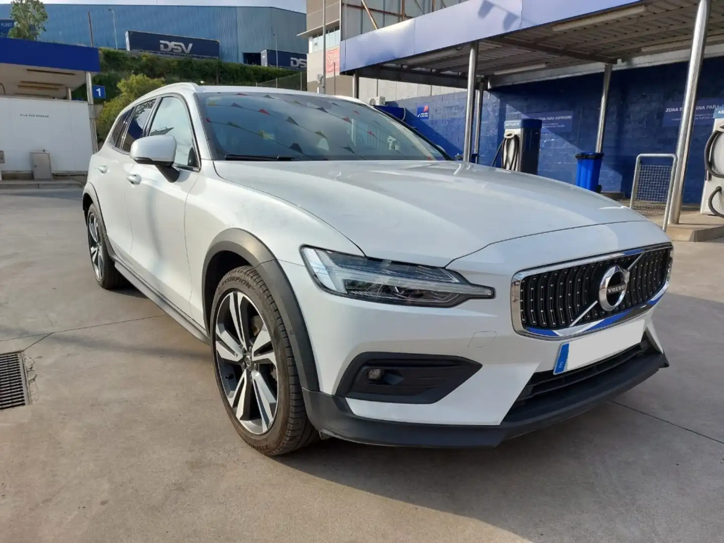 Volvo V60 Cross Country B4 Pro AWD Aut. Biały - 2