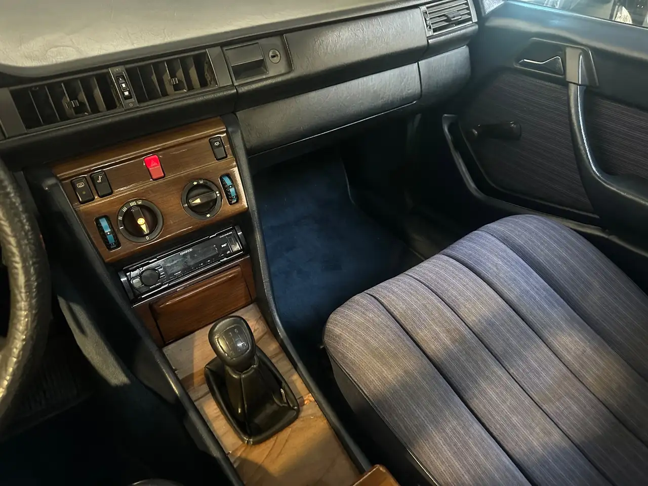 Mercedes-Benz 500 200-500 (W124) 250 D Oldtimer 1985, foto 12