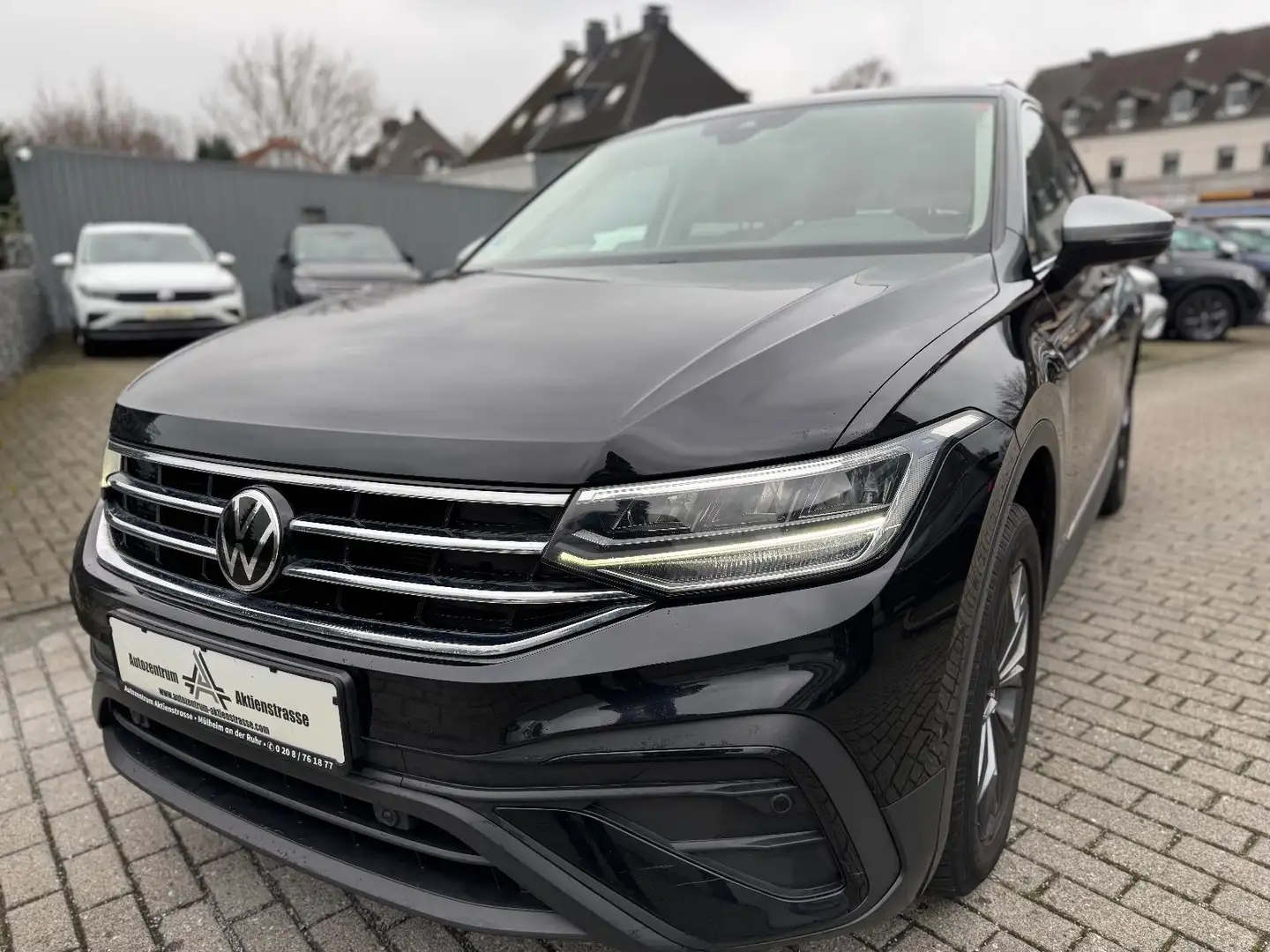 Volkswagen Tiguan Allspace DSG Digitaltacho AHK Navi Sitze Schwarz - 2