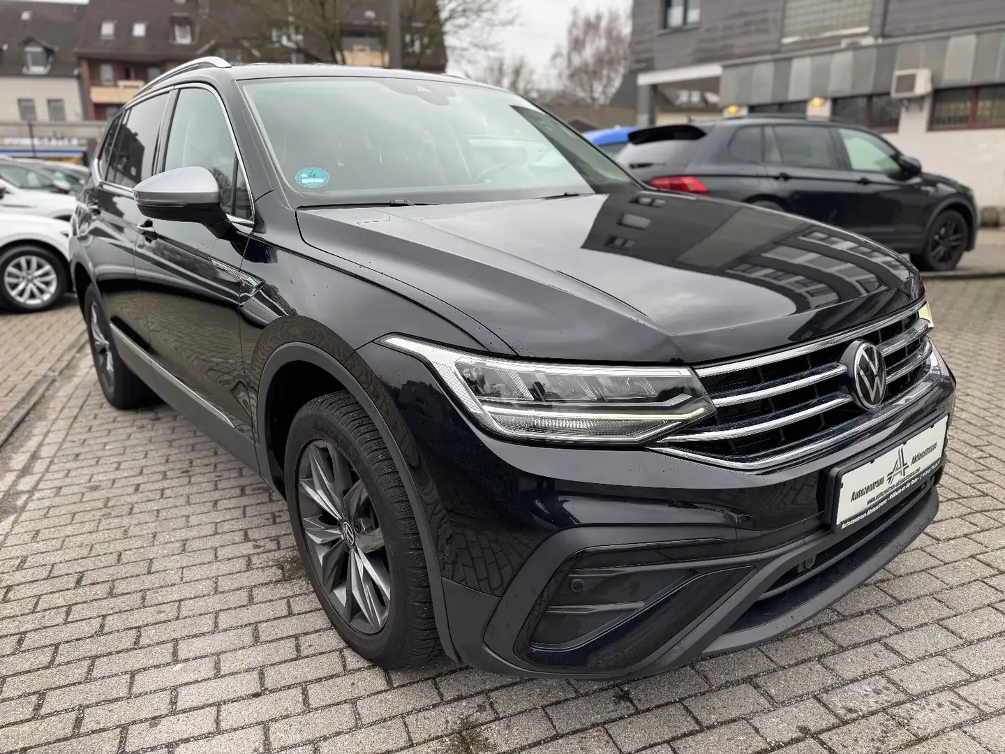 Volkswagen Tiguan Allspace DSG Digitaltacho AHK Navi Sitze Schwarz - 1