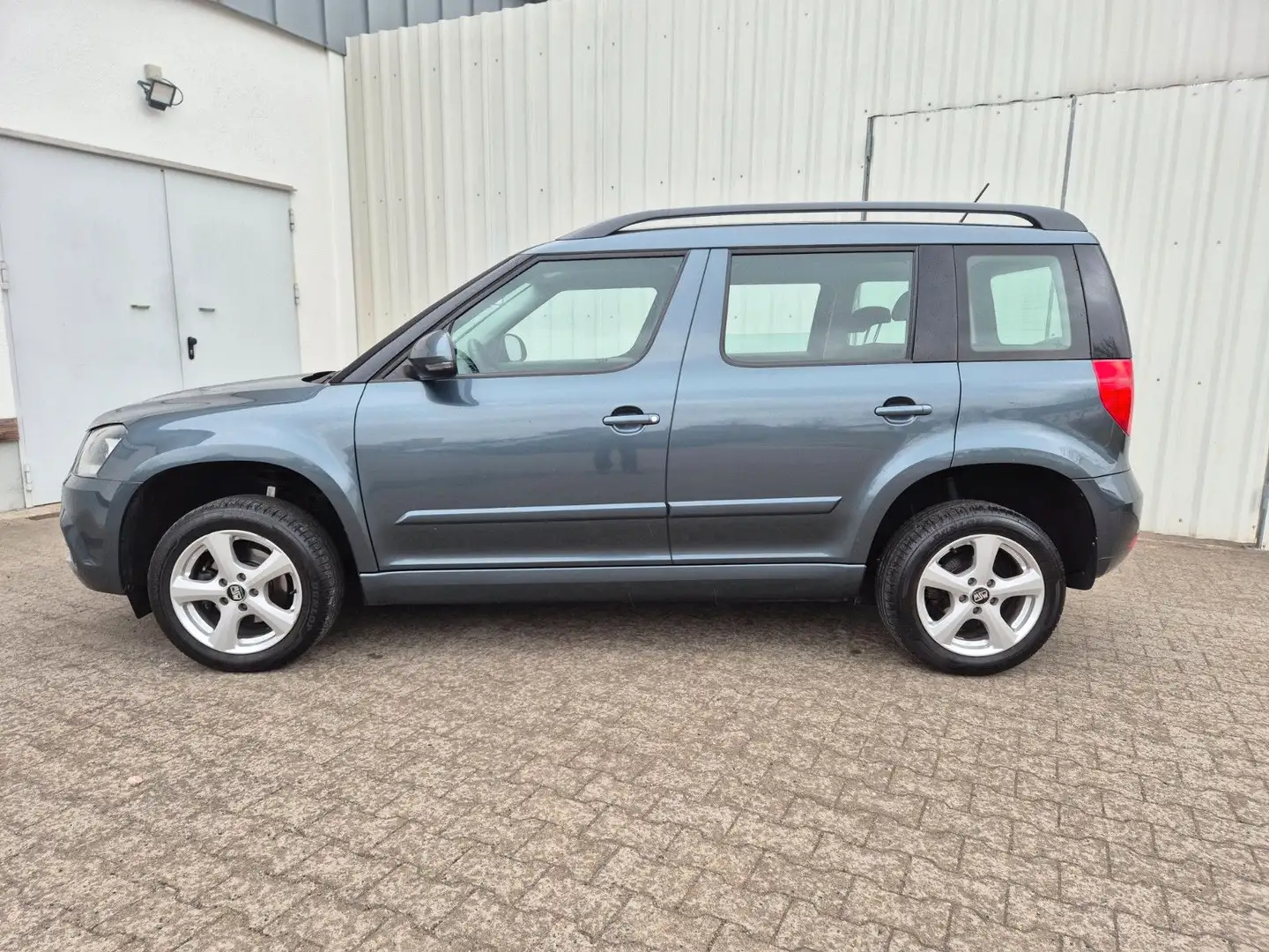 Skoda Yeti Active -- 1.HAND -- PDC -- SITZHEIZUNG -- Grau - 2