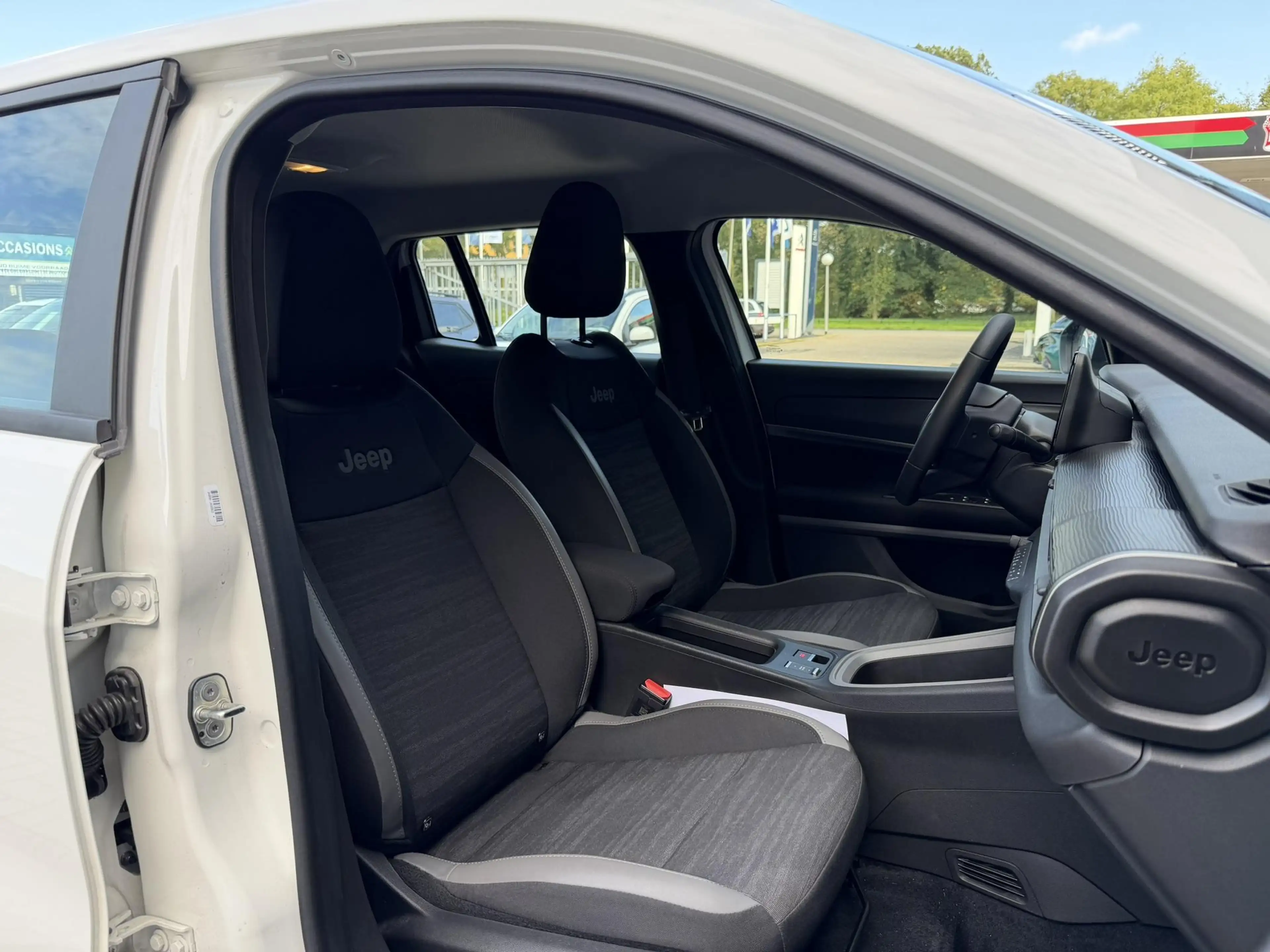 Jeep Avenger Longitude 54 kWh SOH 97,3% | Apple Carplay/Androi — photo 12