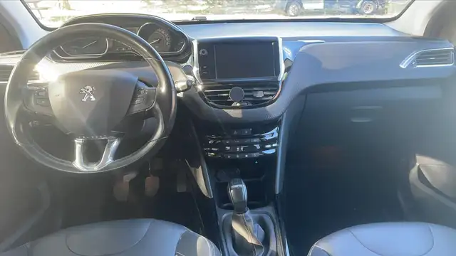 Peugeot 2008 view 11