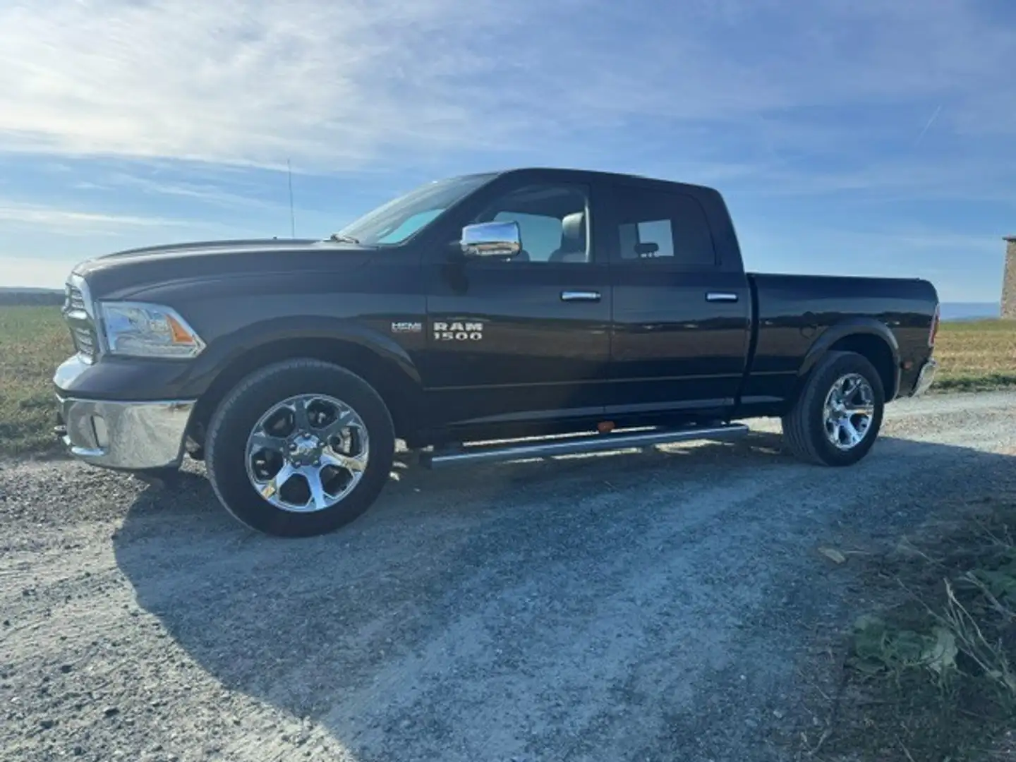 RAM 1500 Crew Cab Long Bed / Laramie Schwarz - 1