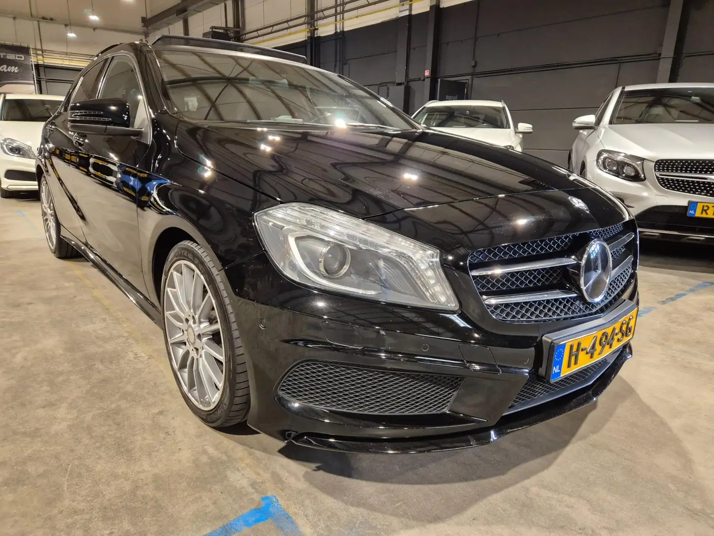 Mercedes-Benz A 180 Prestige - AMG Pakket - Panoramadak - Clima - Stoe Zwart - 1