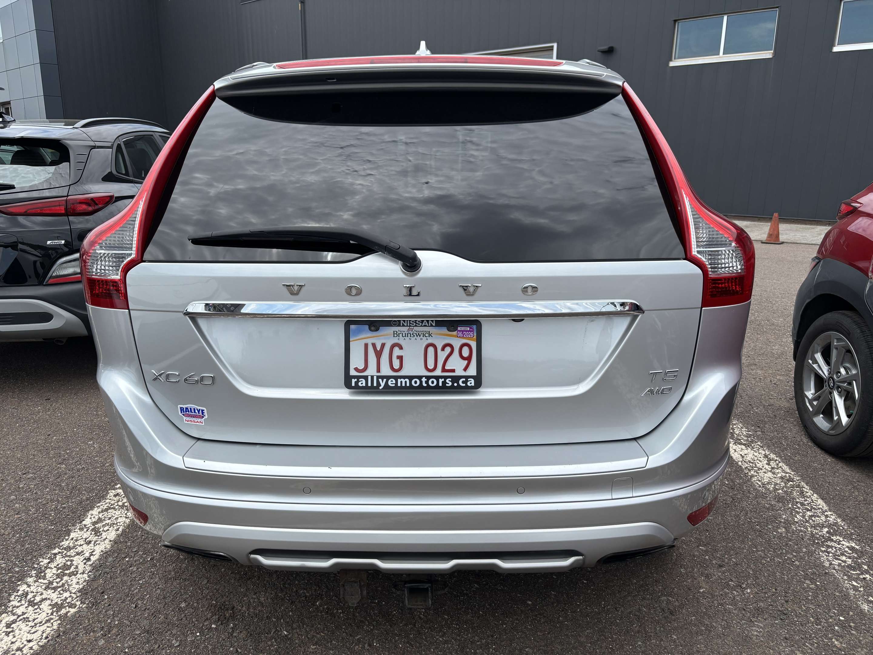 2016 Volvo XC60 PREMIER! AWD! SUN/MOONROOF! HEATED SEATS! alt 3