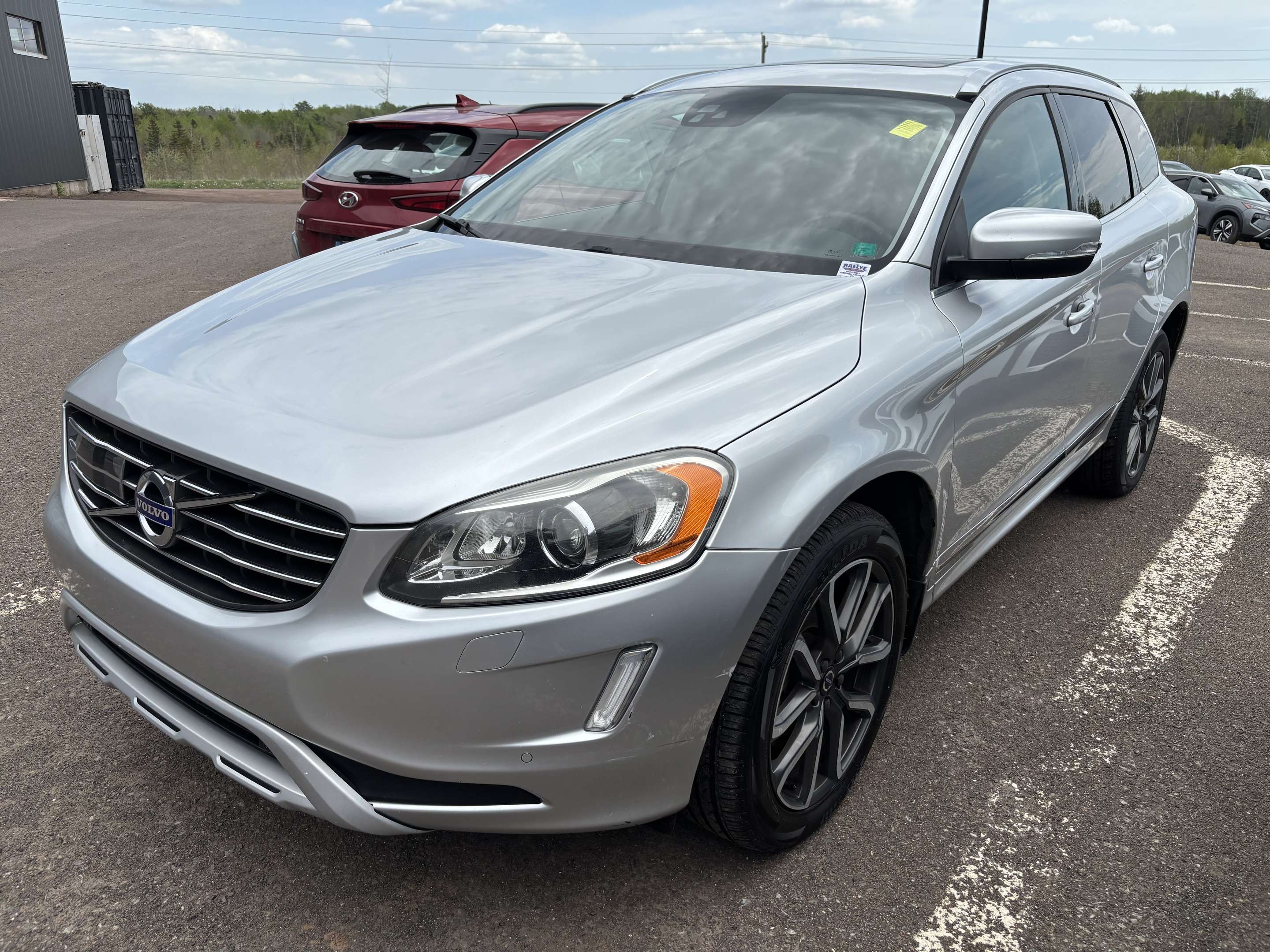 2016 Volvo XC60 PREMIER! AWD! SUN/MOONROOF! HEATED SEATS!