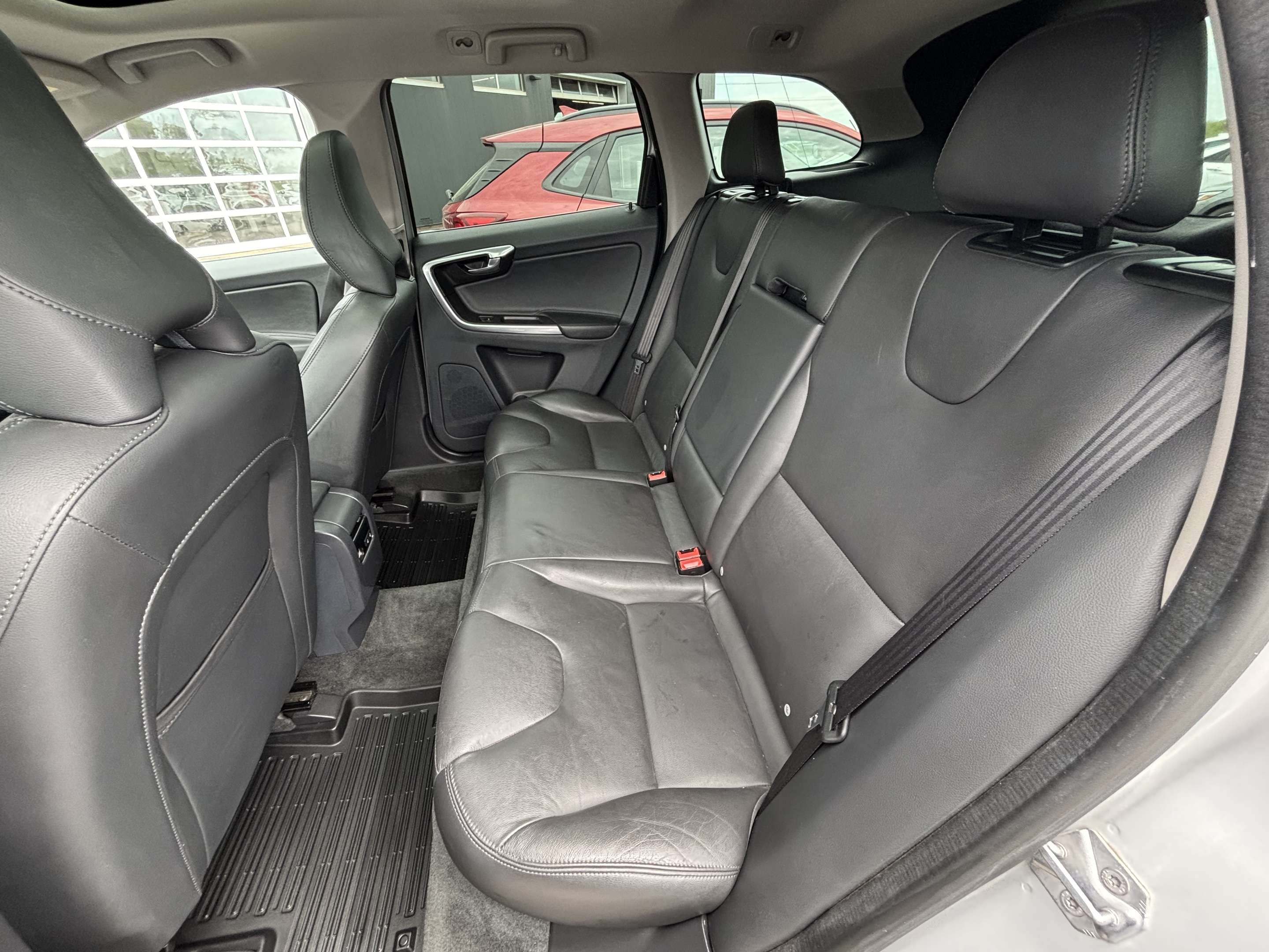2016 Volvo XC60 PREMIER! AWD! SUN/MOONROOF! HEATED SEATS! thumb 6