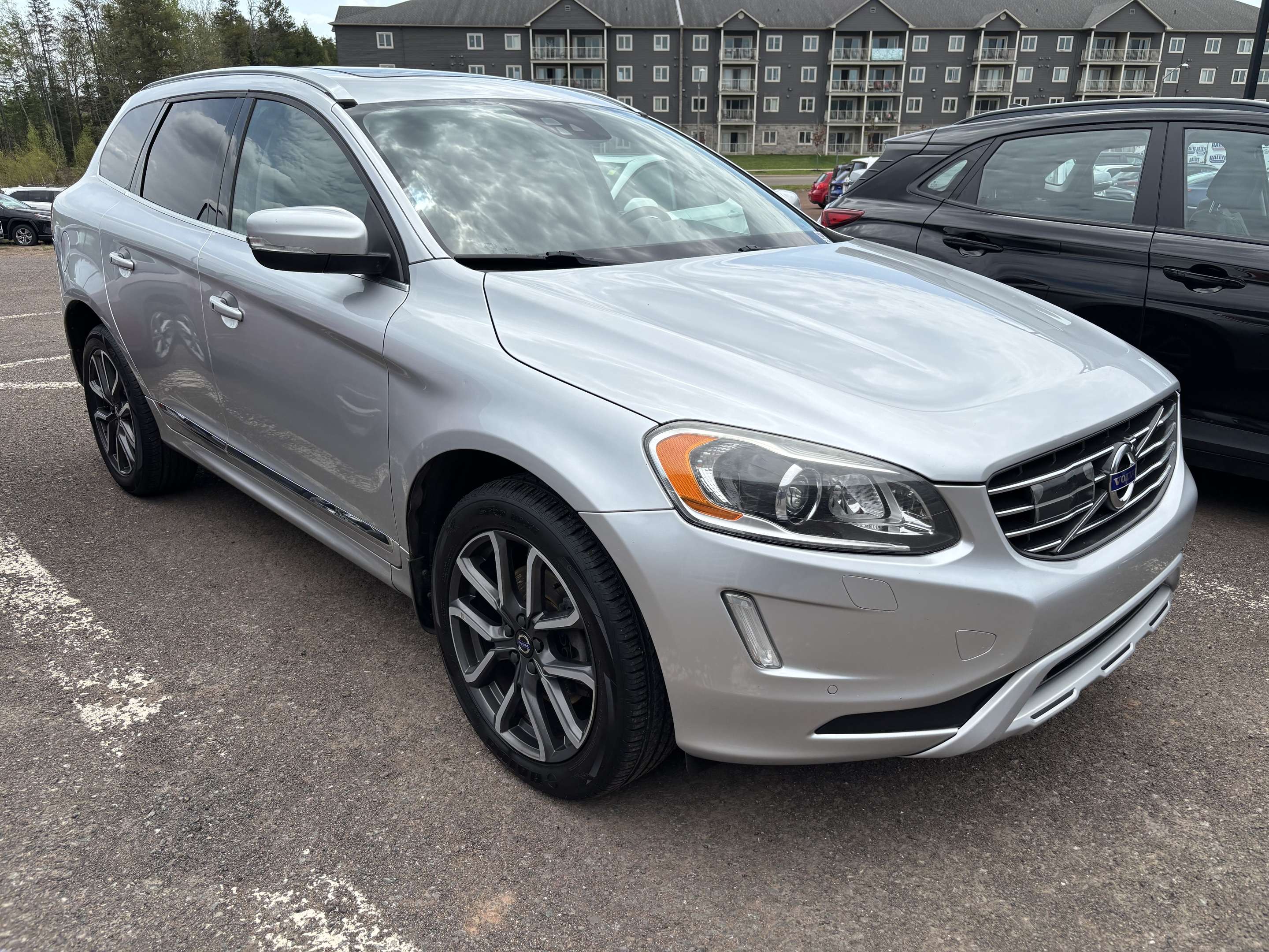 2016 Volvo XC60 PREMIER! AWD! SUN/MOONROOF! HEATED SEATS! alt 2