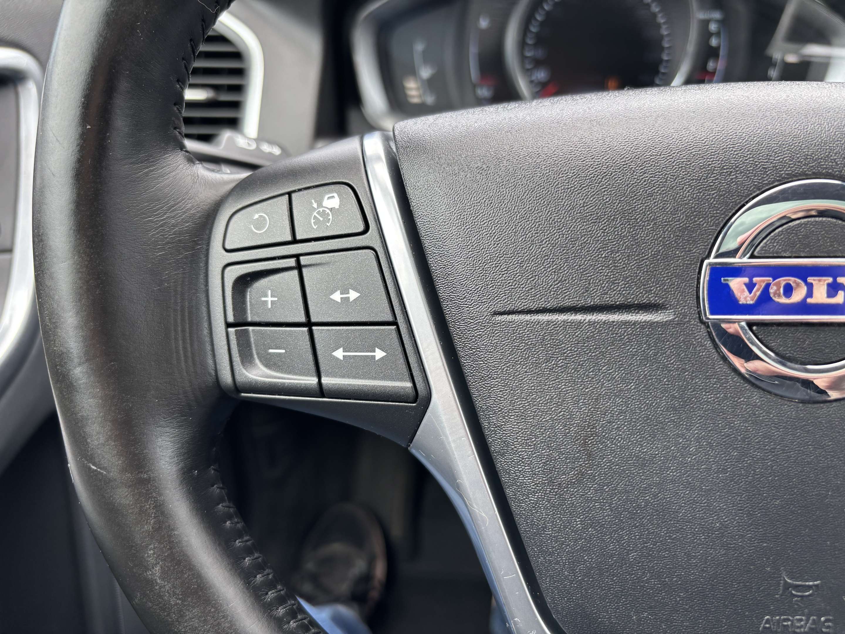 2016 Volvo XC60 PREMIER! AWD! SUN/MOONROOF! HEATED SEATS! thumb 13