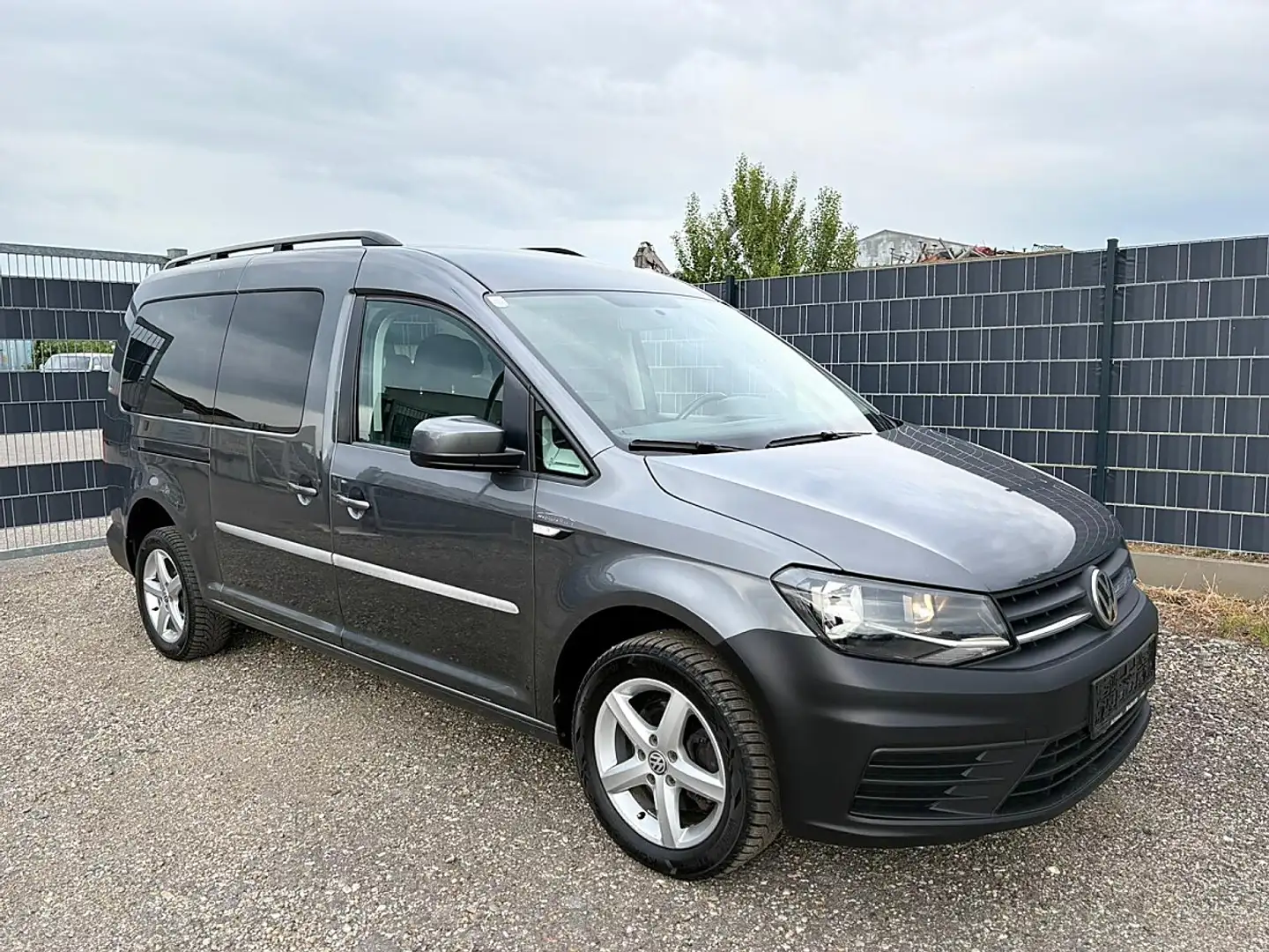 Volkswagen Caddy Kombi **MAXI** 2,0 TDI  DSG**129.000km Grau - 2