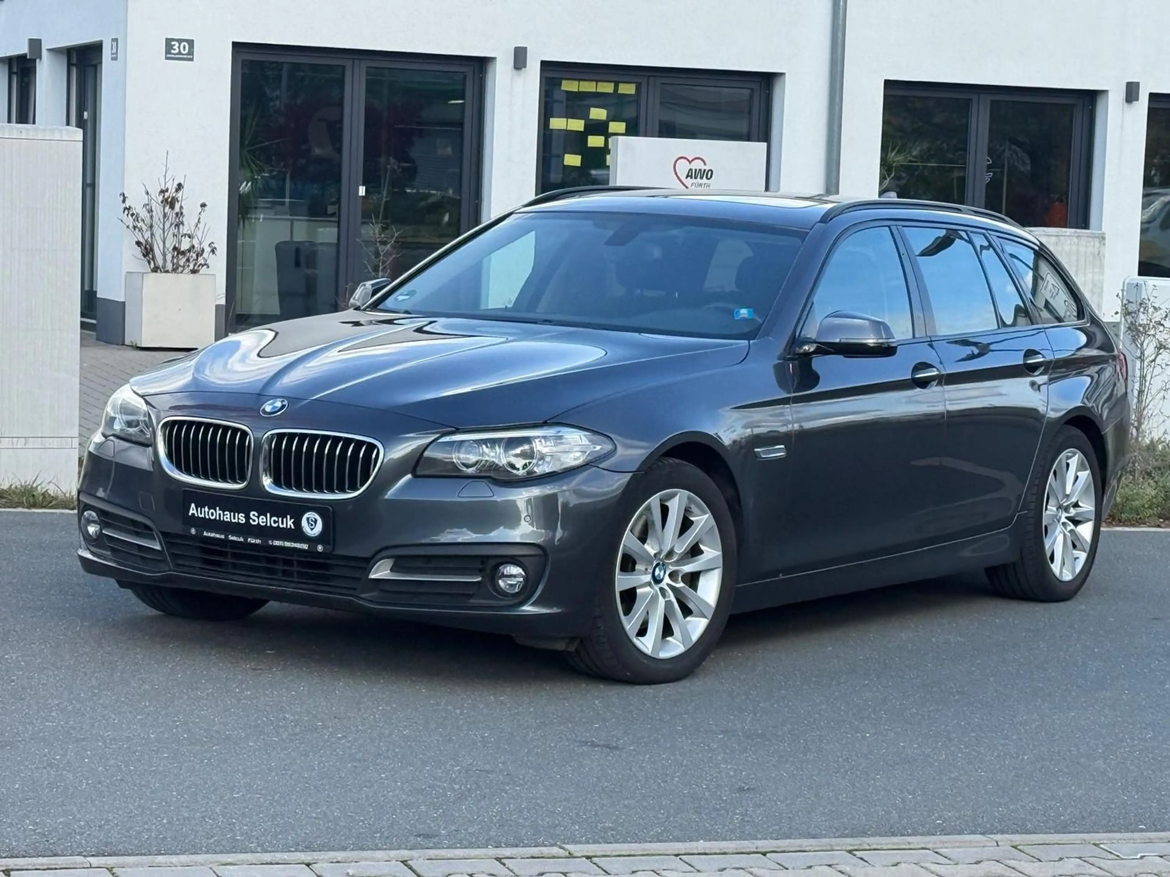 BMW 525 d xDrive *Xenon*Navi*Pano*AHK*PDC*Harman-Kardon*