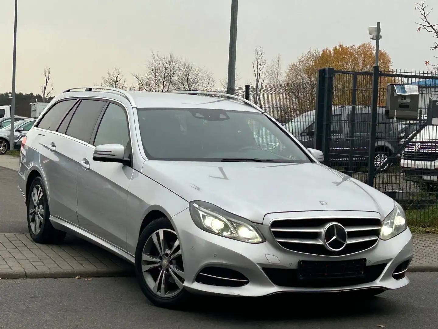 Mercedes-Benz E 220 CDI T- Avantgarde Comand LED 360 Kamera Silber - 1