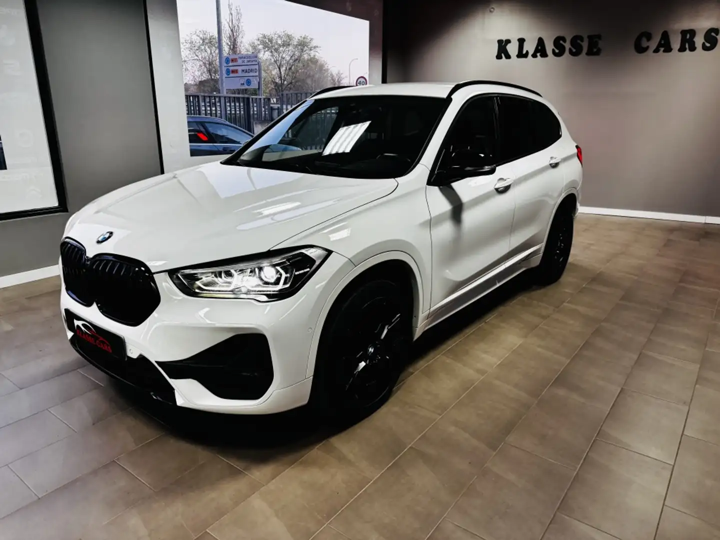 BMW X1 sDrive 18dA Business (4.75) Weiß - 2
