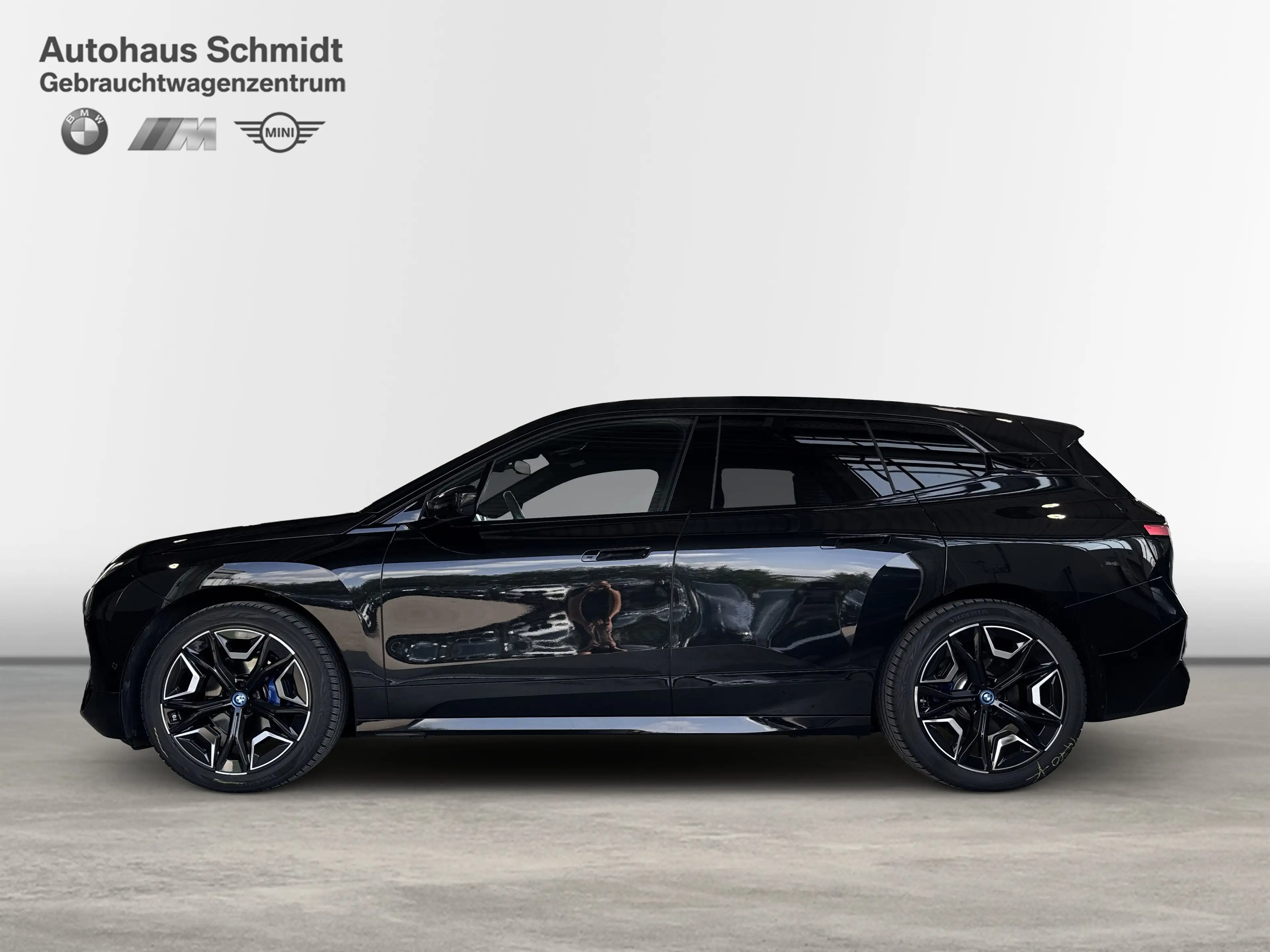 BMW iX xDrive40 — photo 2