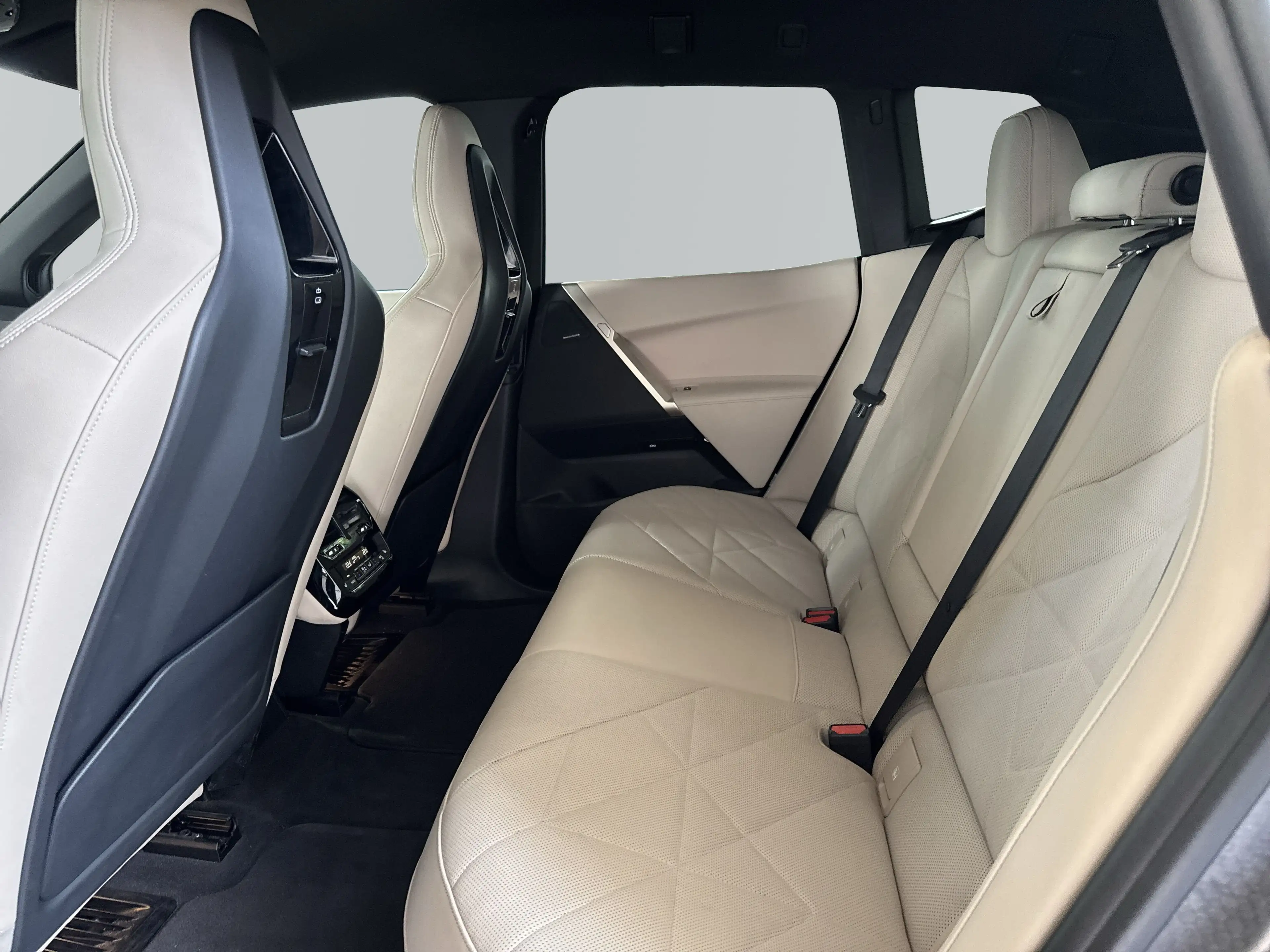 BMW iX xDrive40 — photo 9