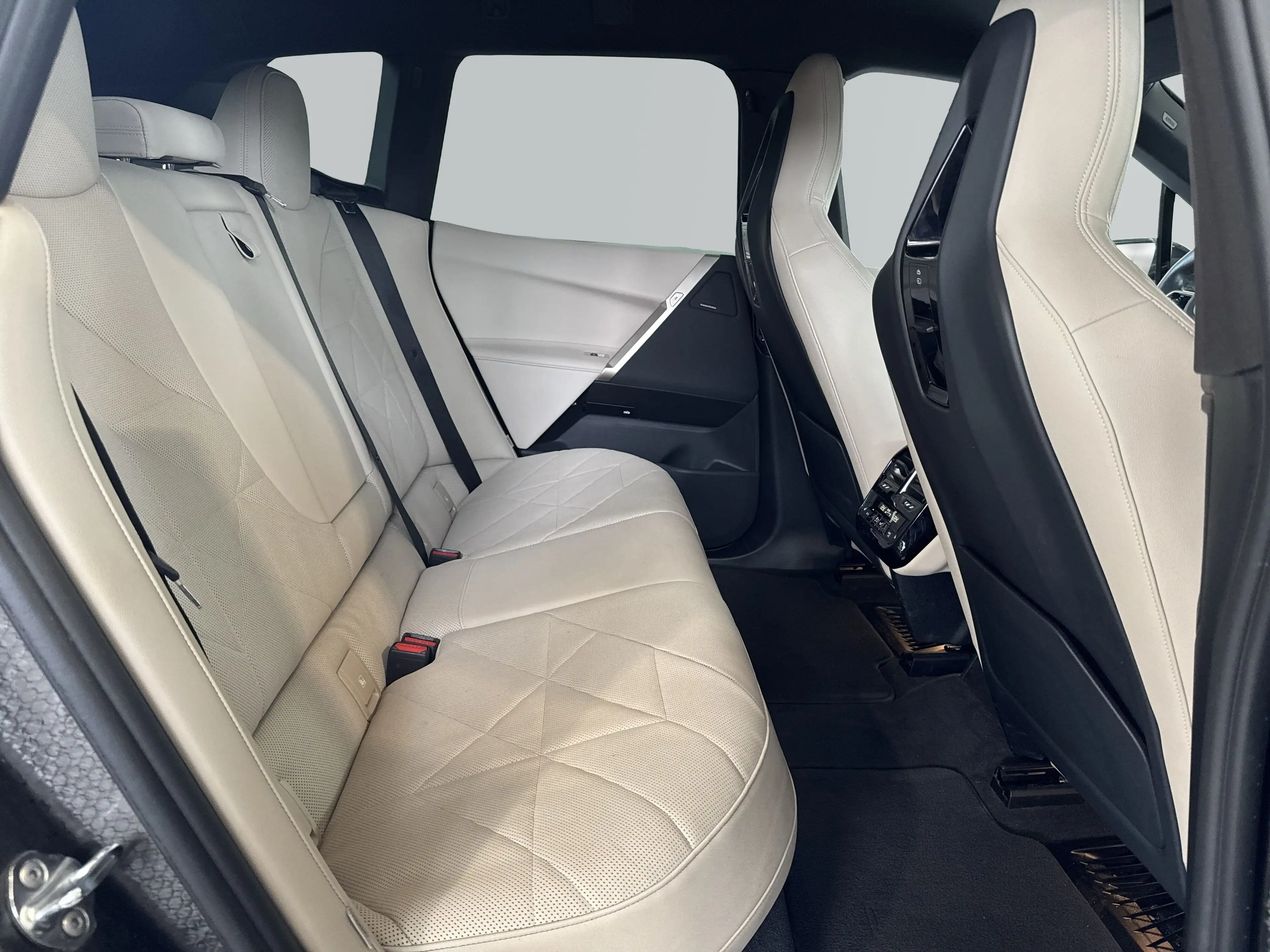 BMW iX xDrive40 — photo 10