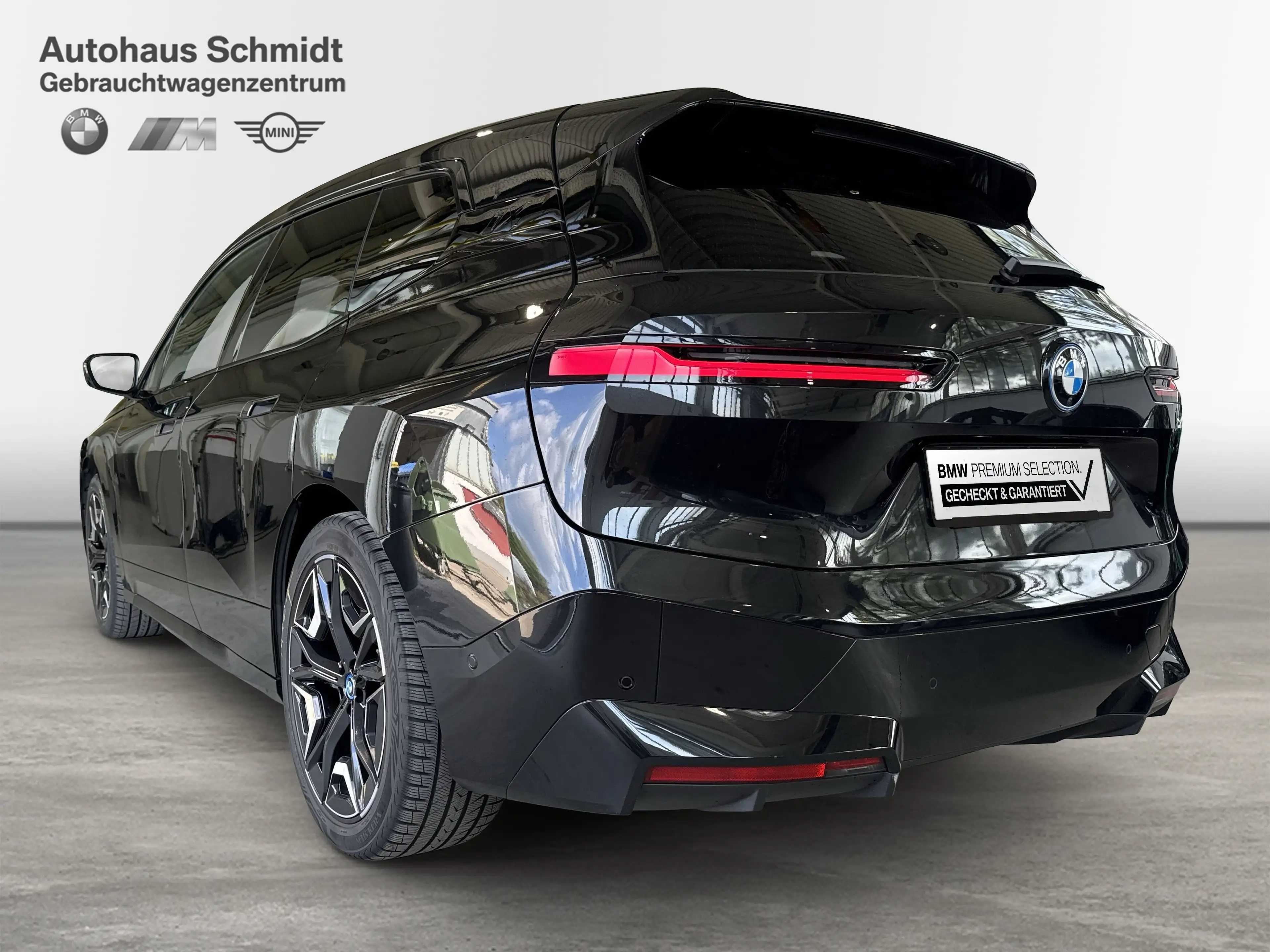 BMW iX xDrive40 — photo 3