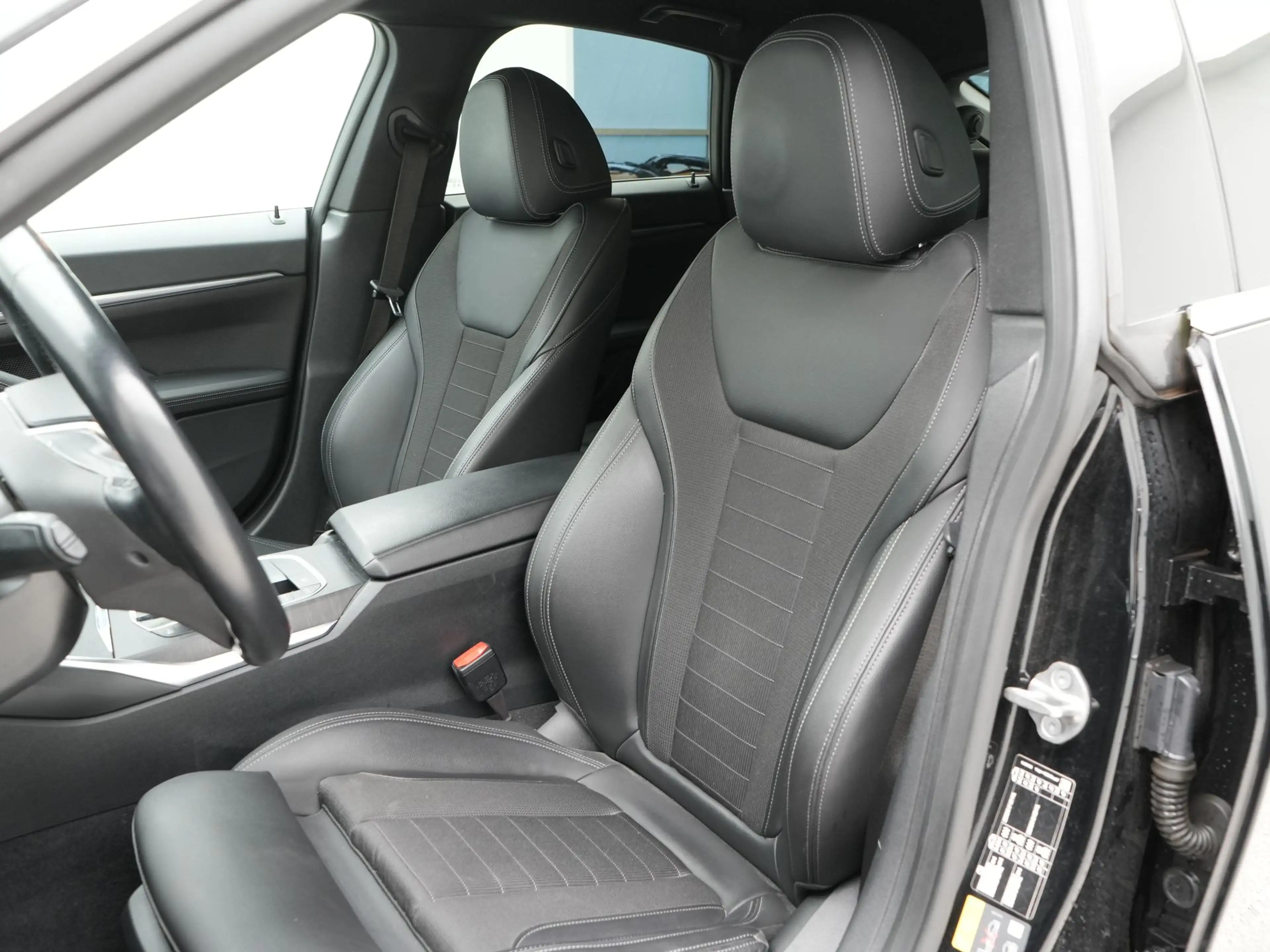 BMW i4 eDrive40 SoH 98% — photo 3