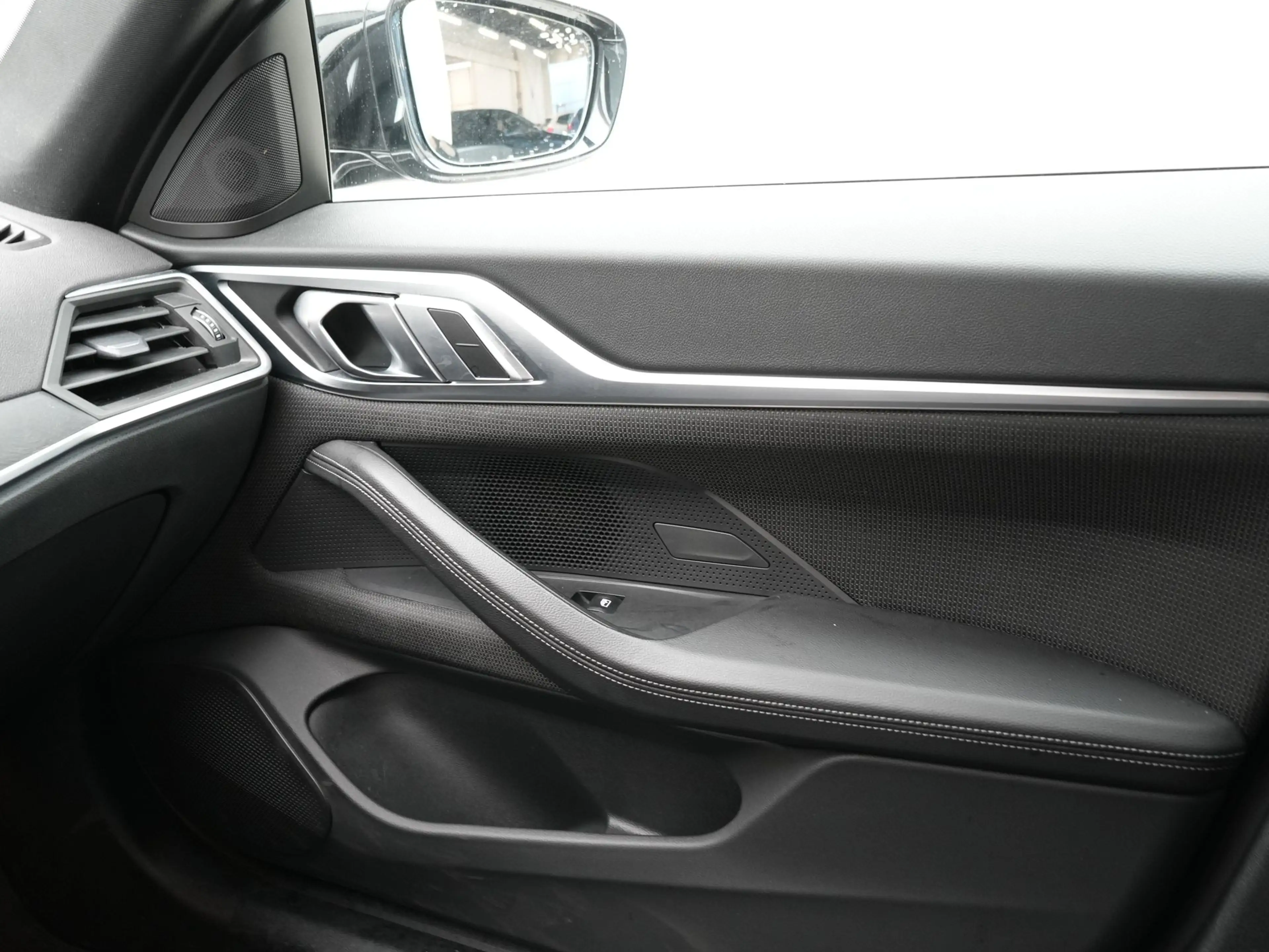 BMW i4 eDrive40 SoH 98% — photo 12