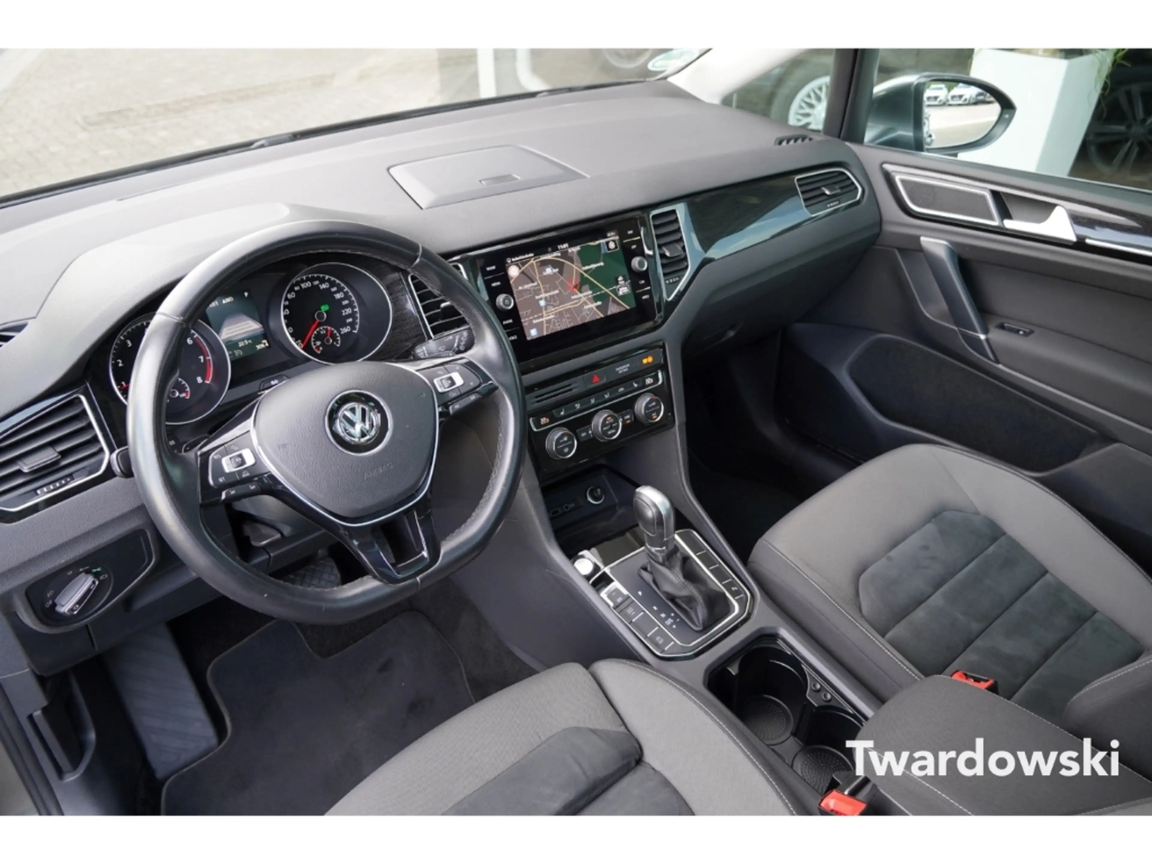 Volkswagen Golf Sportsvan Highline PANO Kamera ACC LED KeyLess — photo 9