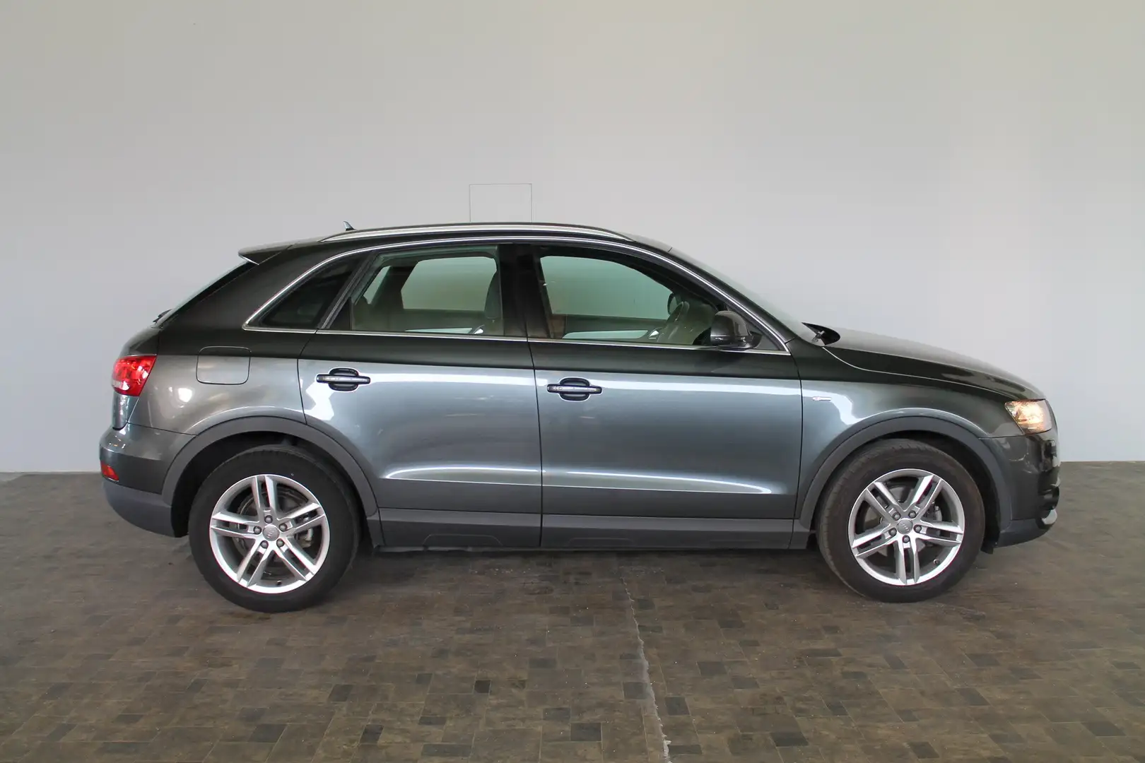 Audi Q3 1.4 TFSI S-Line, Navigation, AHK, Alufelgen Grau - 1