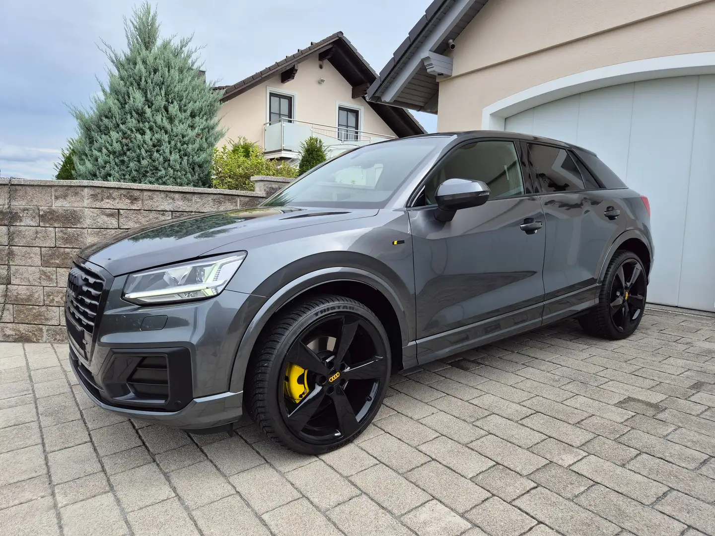 Audi Q2 Q2 1,4 TFSI COD Sport S-tronic Sport Grau - 1