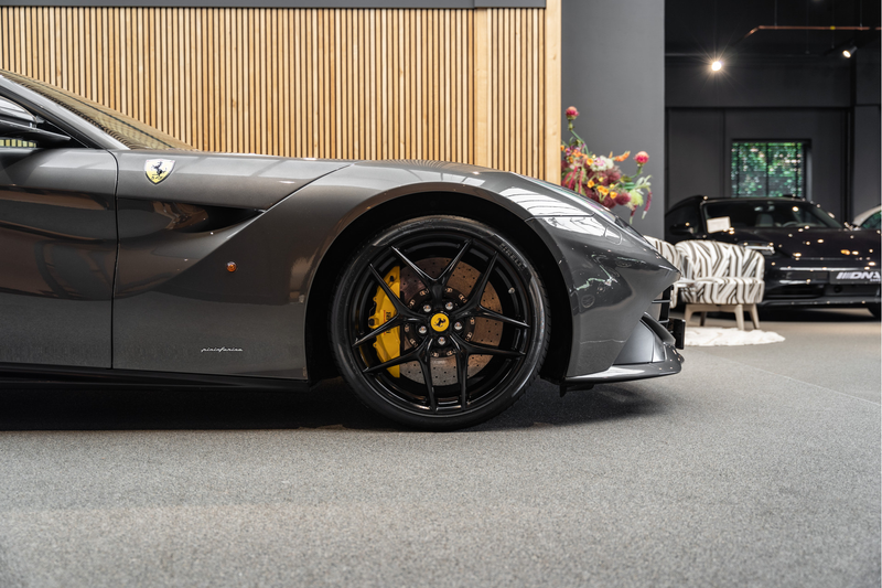 Ferrari F12 Berlinetta Carbon Lift Camera 6.3 Berlinetta HELE — photo 10