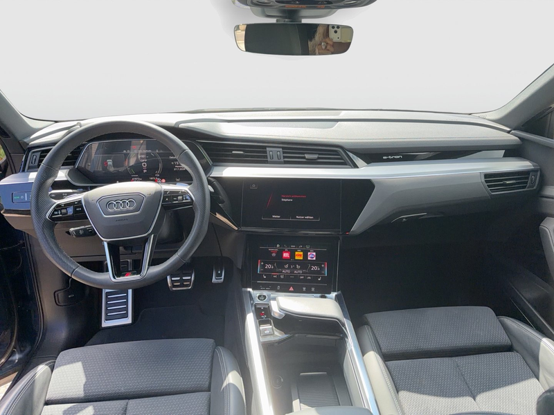 Audi Q8 50 e-tron quattro S line — photo 10