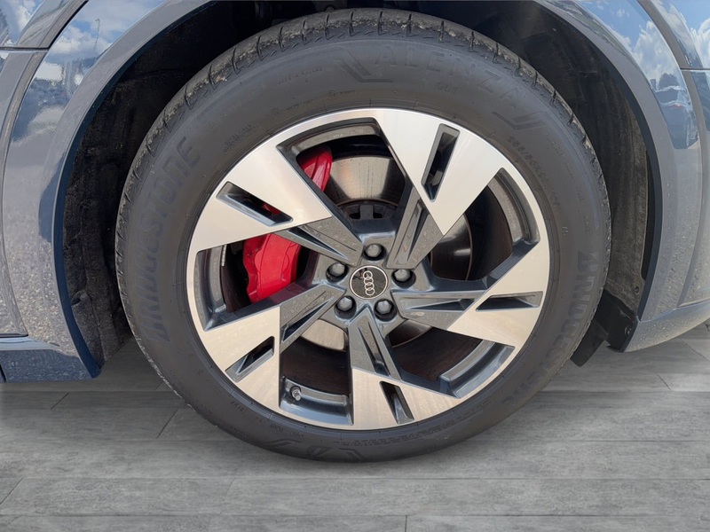 Audi Q8 50 e-tron quattro S line — photo 6