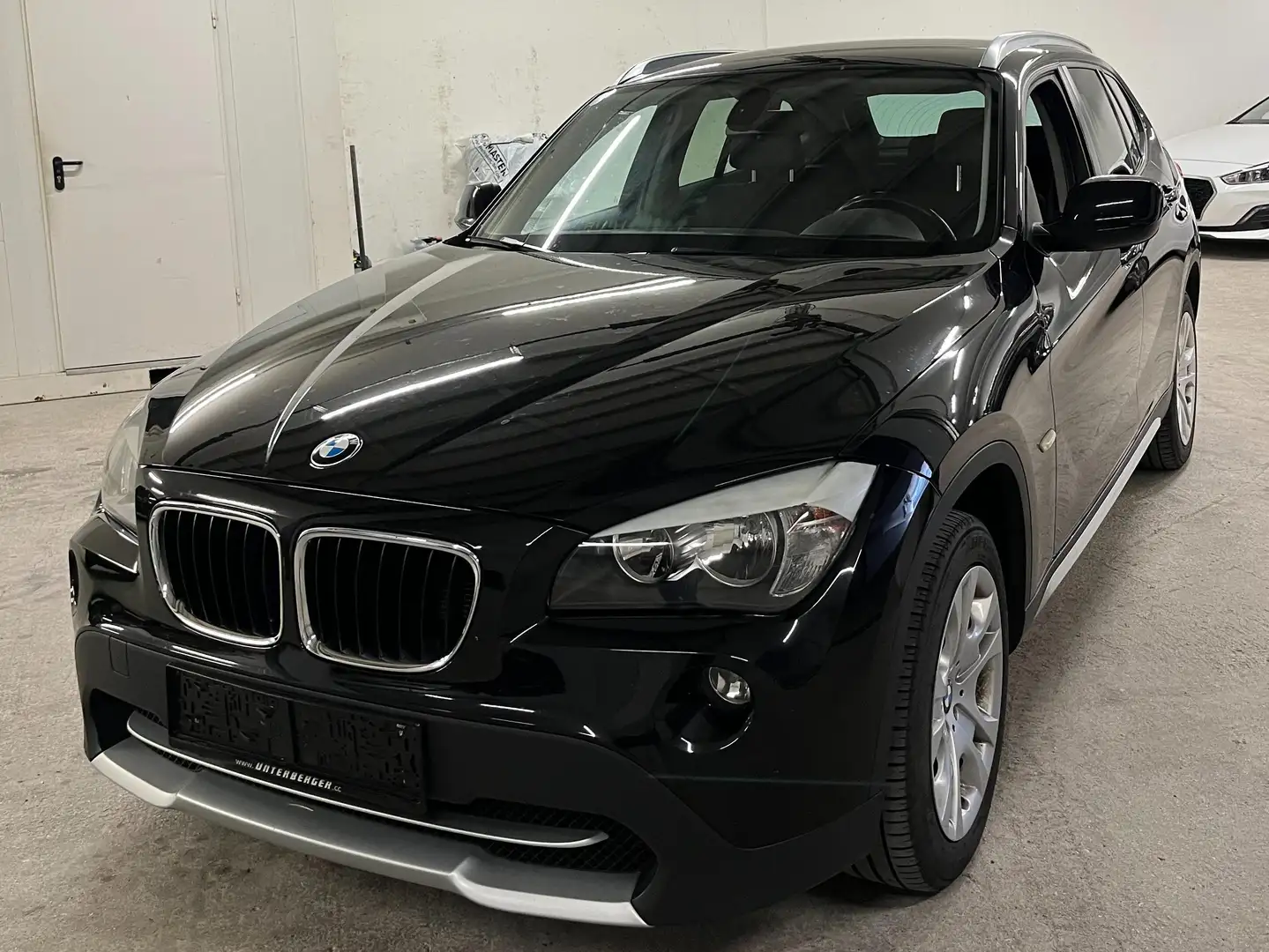 BMW X1 18 d xDrive Schwarz - 1