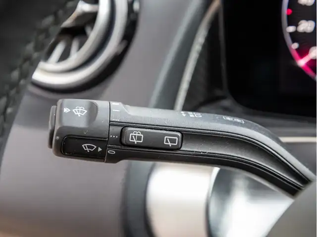 Mercedes-Benz GLB view 21