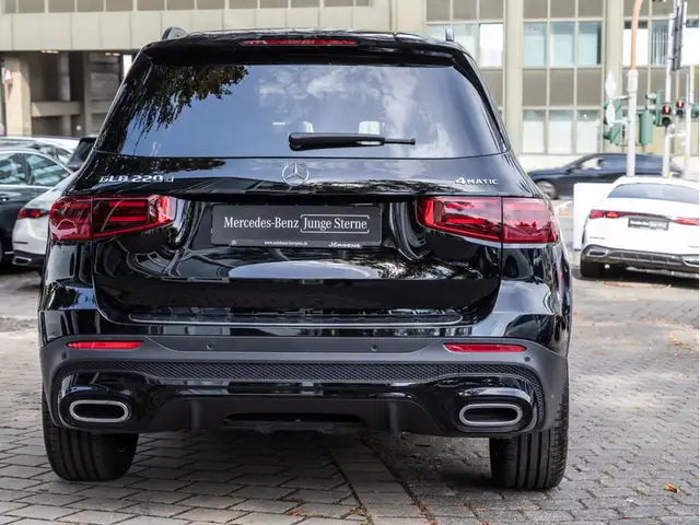 Mercedes-Benz GLB view 4