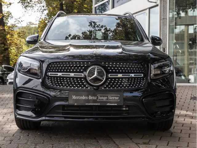 Mercedes-Benz GLB view 3